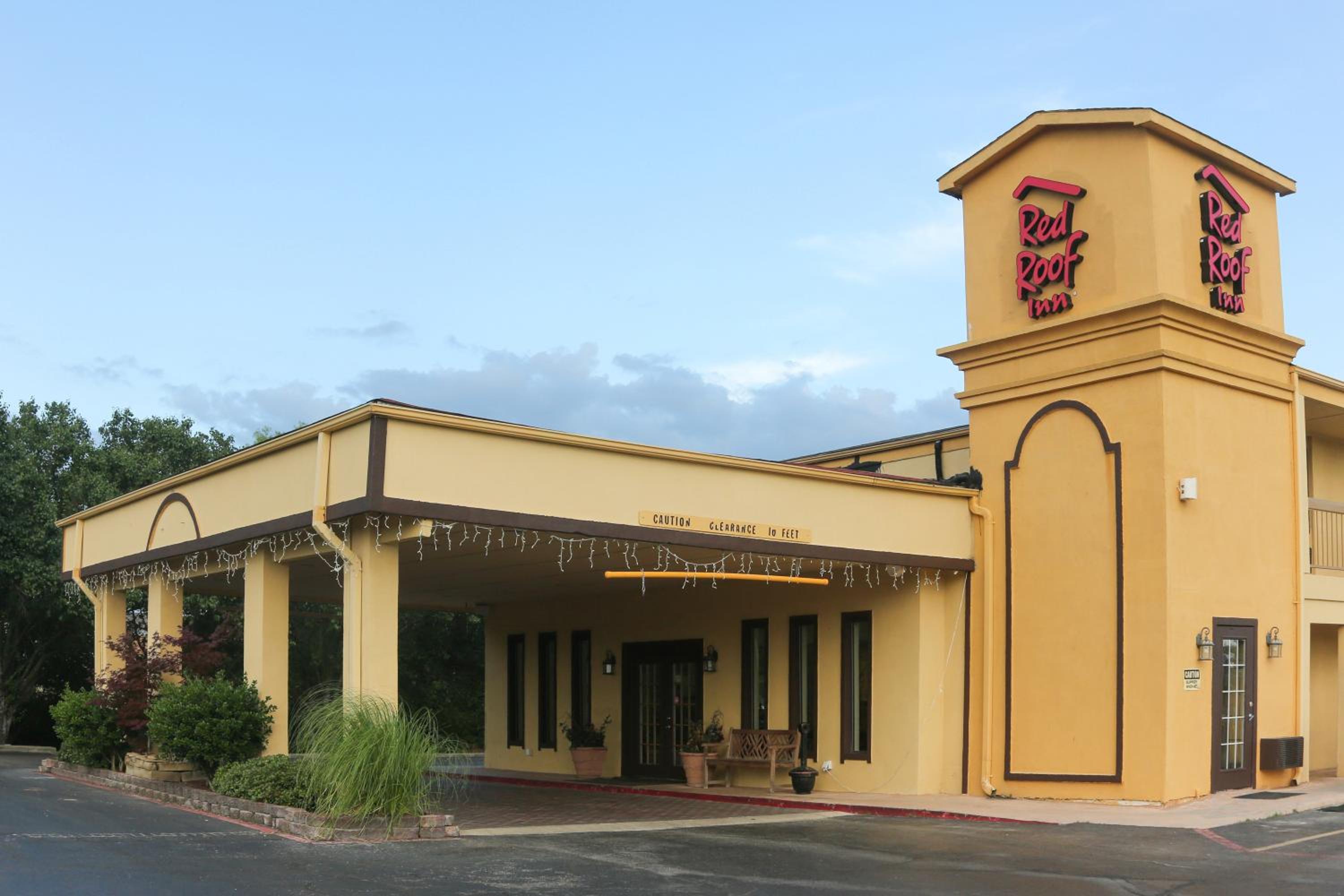 Ardmore Vacations - Red Roof Inn Ardmore - Property Image 1