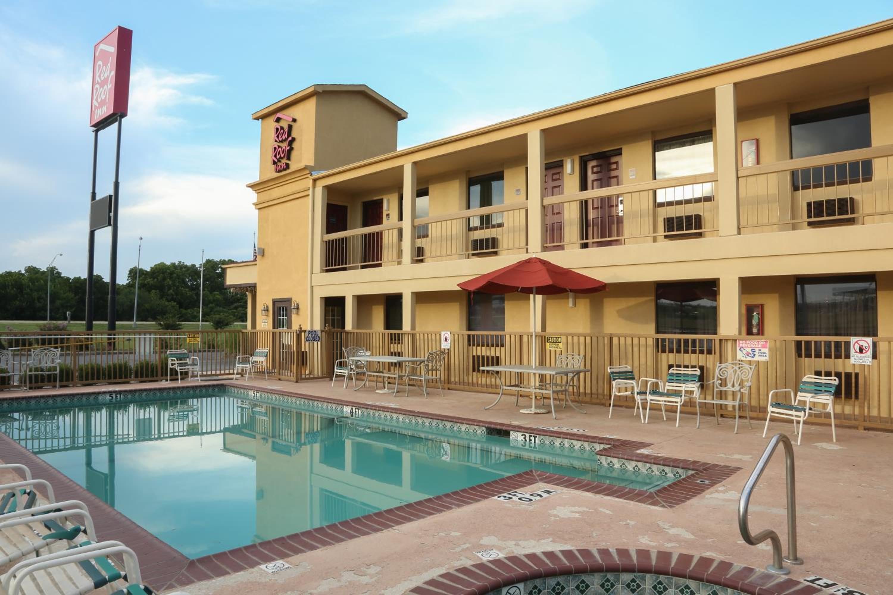 Ardmore Vacations - Red Roof Inn Ardmore - Property Image 2