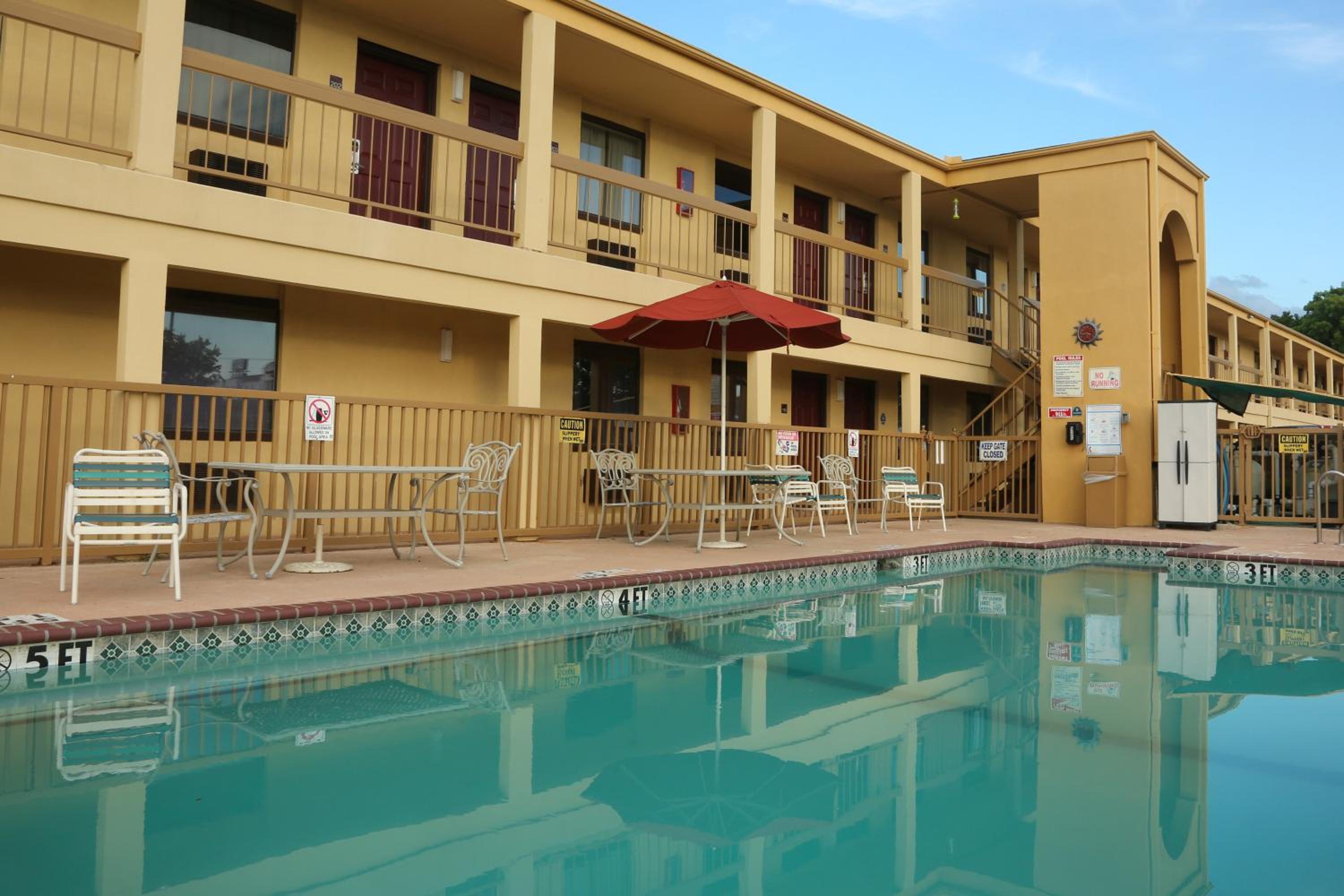 Ardmore Vacations - Red Roof Inn Ardmore - Property Image 4