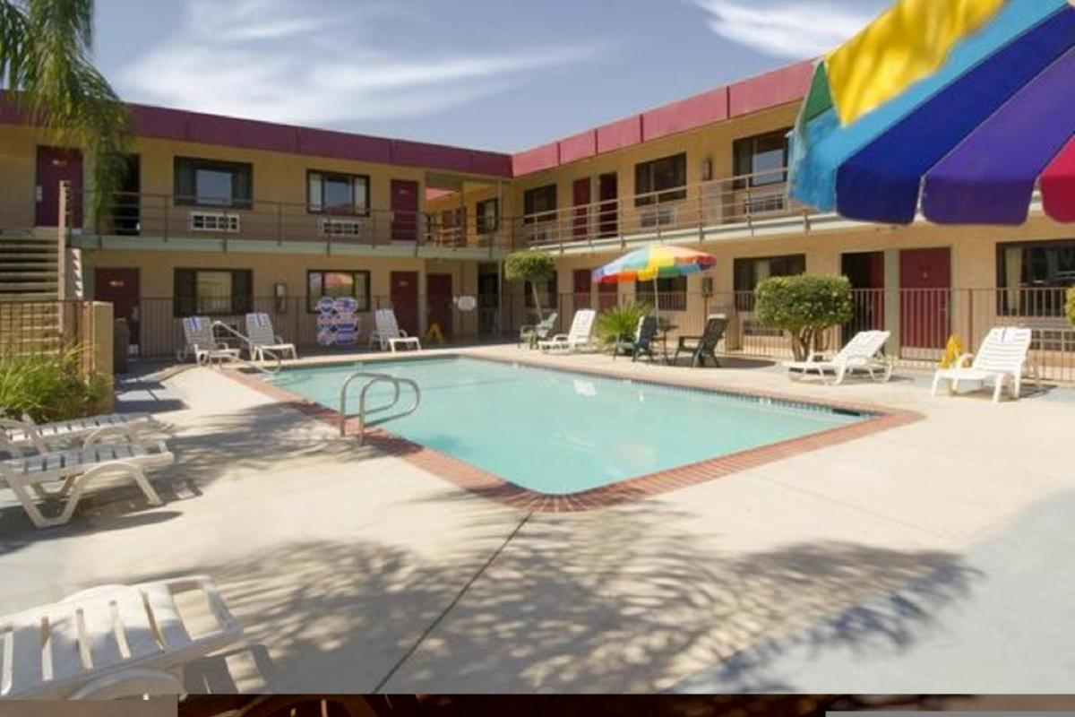 Hotel Red Roof Inn Bakersfield - Image 1