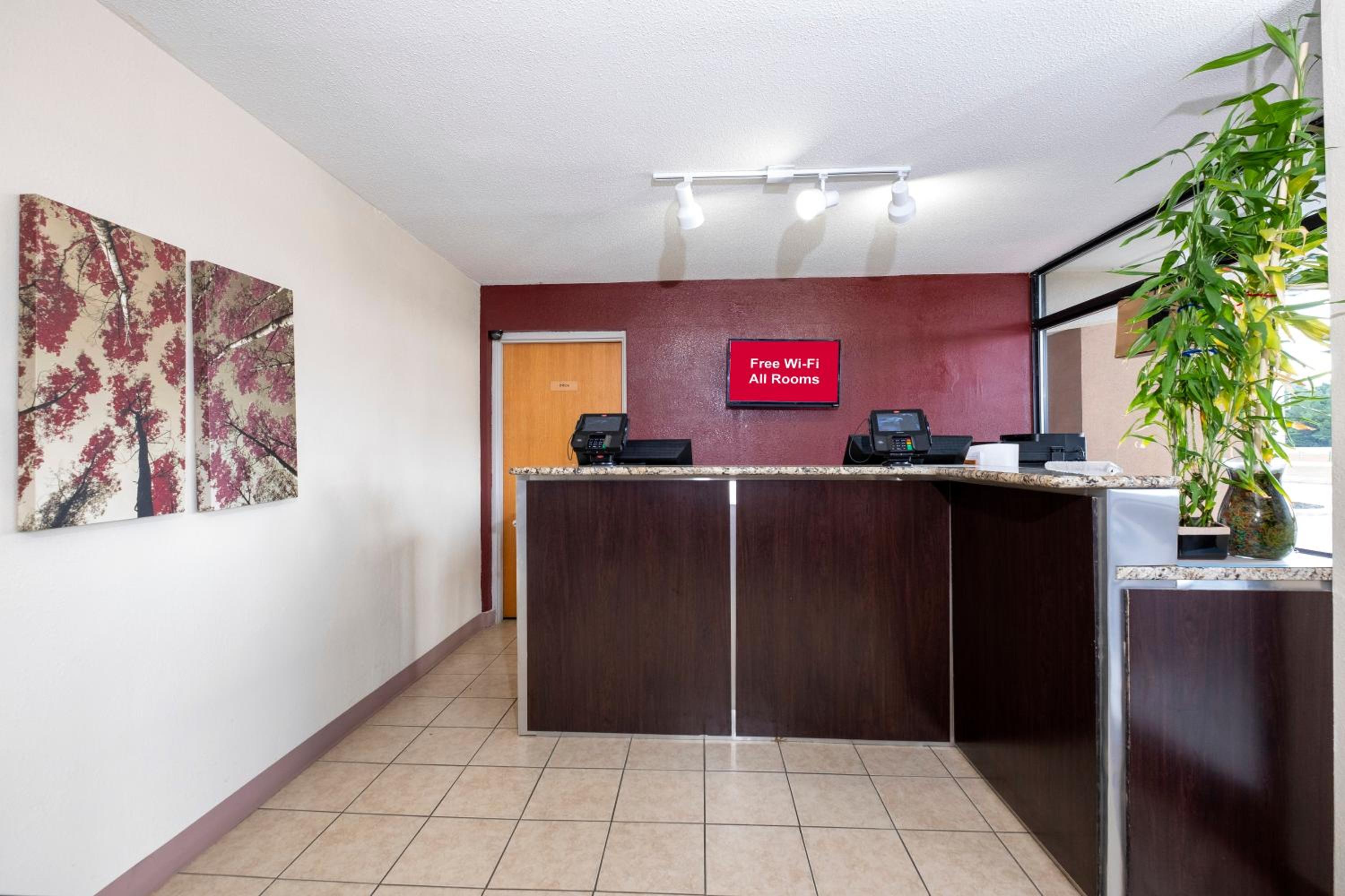 Red Roof Inn Kenly - I-95 view 4