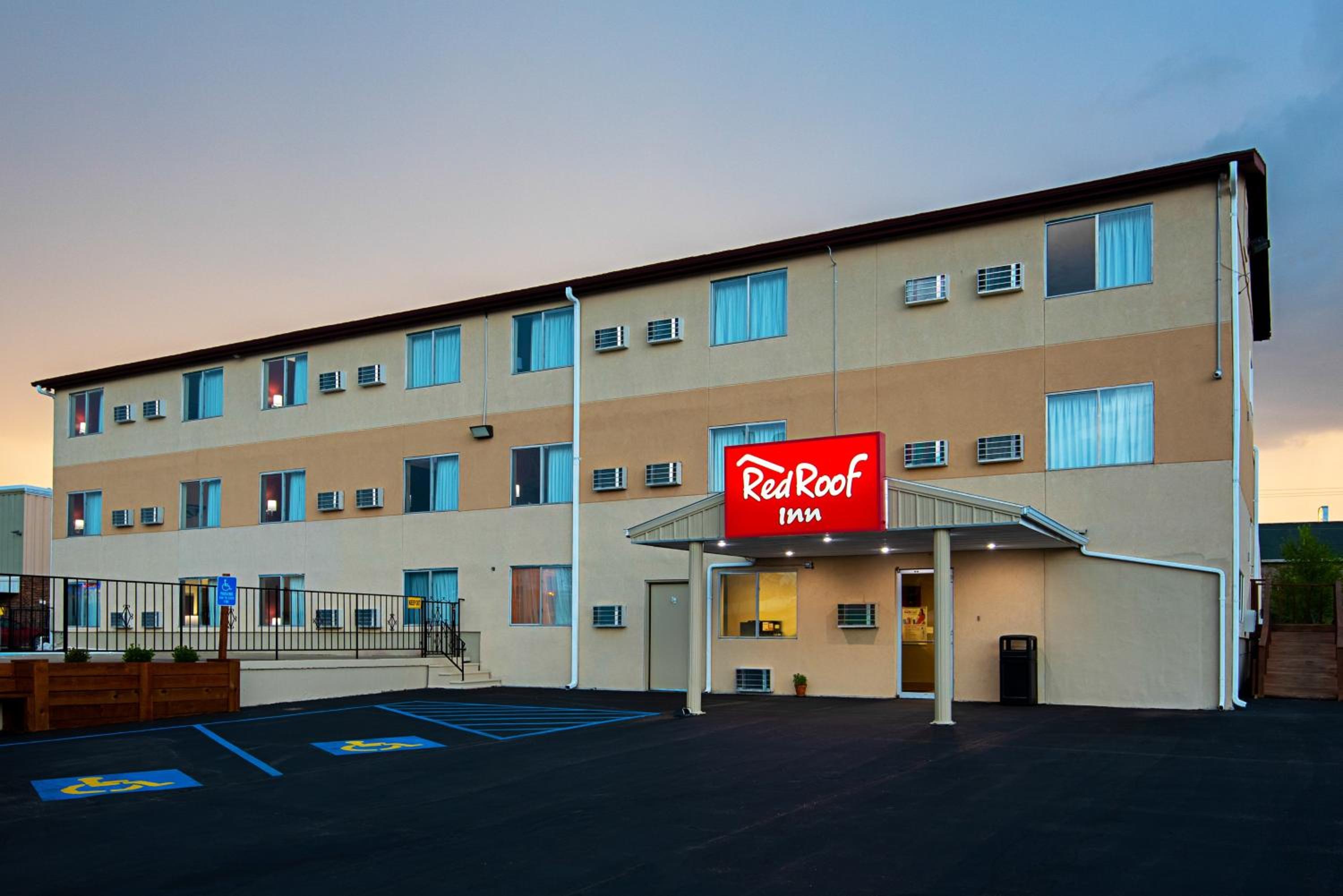 Red Roof Inn Cameron view 4