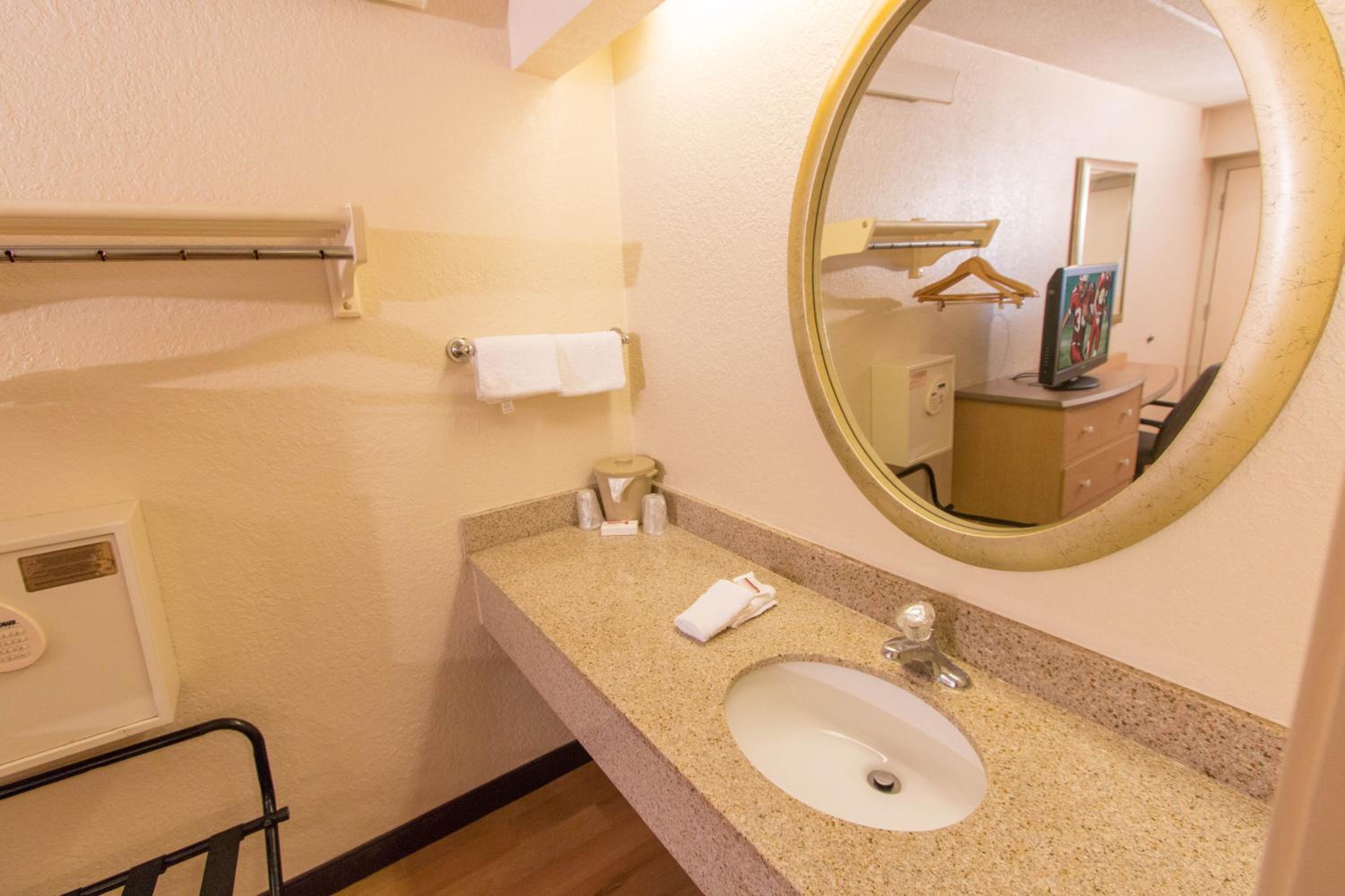 Beaufort Vacations - Red Roof Inn Hilton Head Island - Property Image 2
