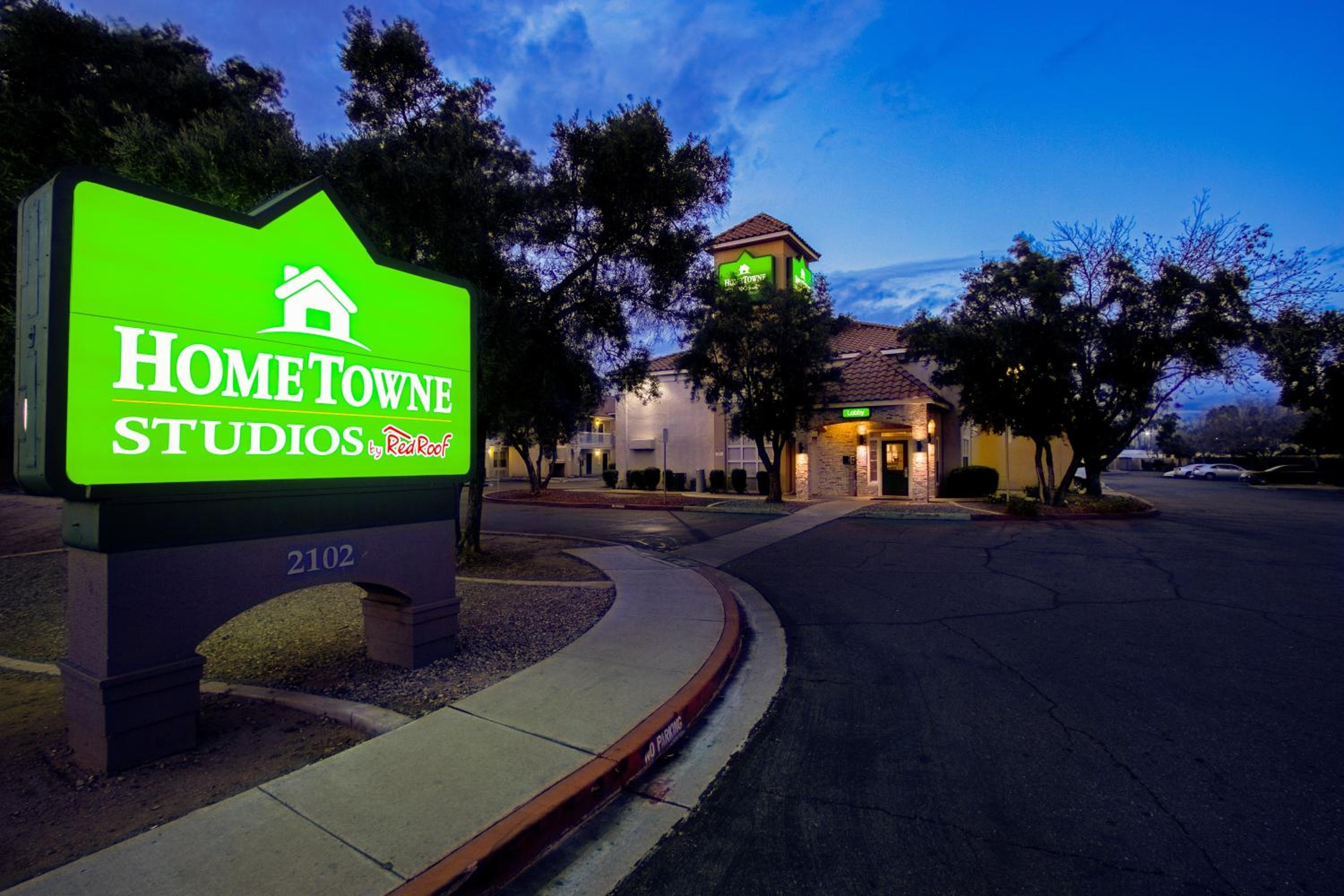 HomeTowne Studios by Red Roof Phoenix - Dunlap Ave view 5