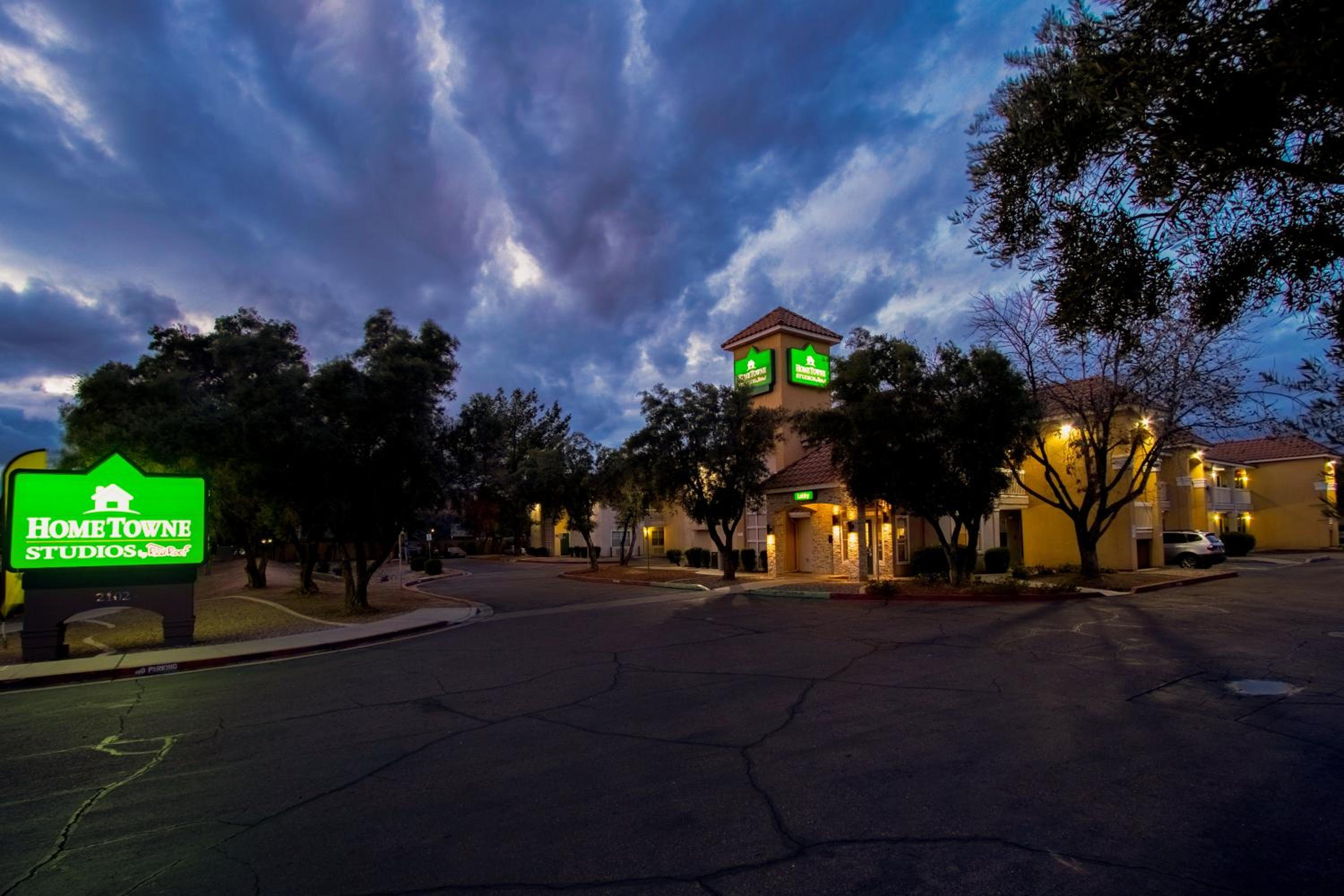 HomeTowne Studios by Red Roof Phoenix - Dunlap Ave view 3