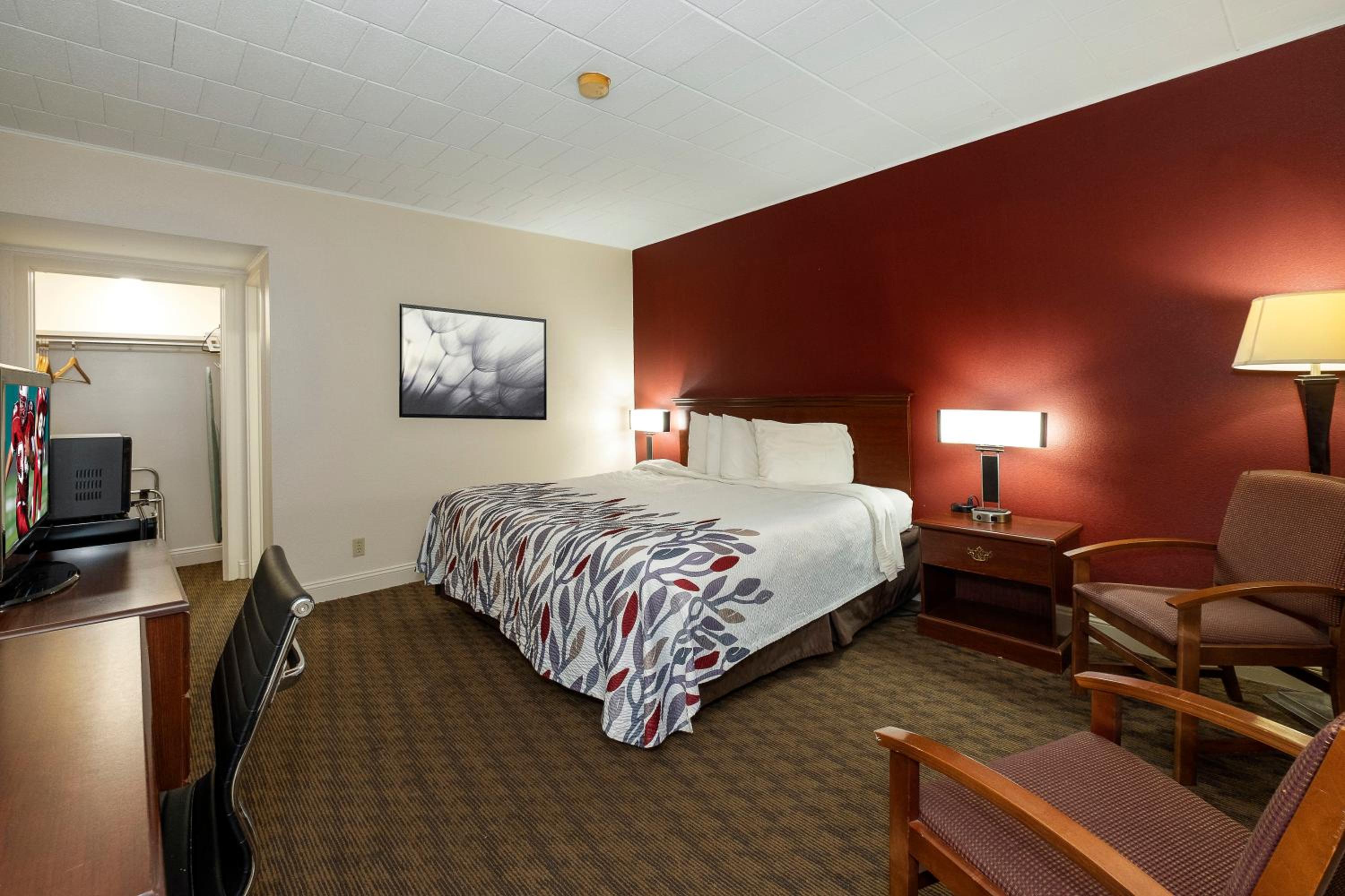 Red Roof Inn & Suites Hazleton