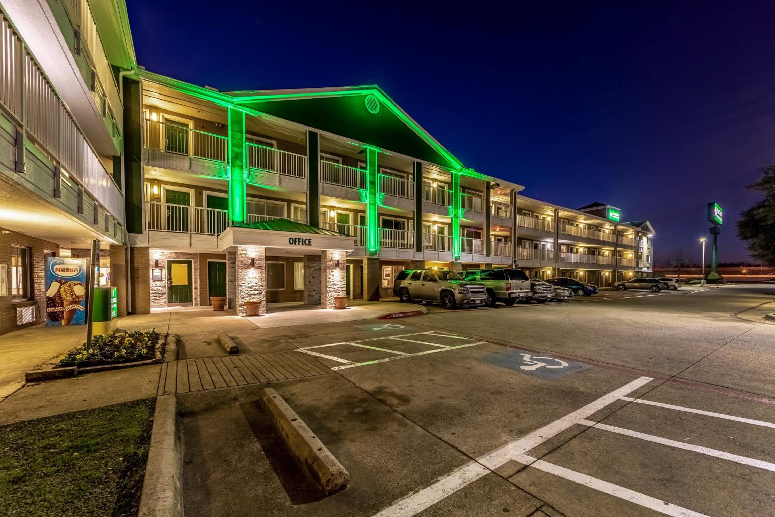 HomeTowne Studios by Red Roof Dallas - Mesquite view 4