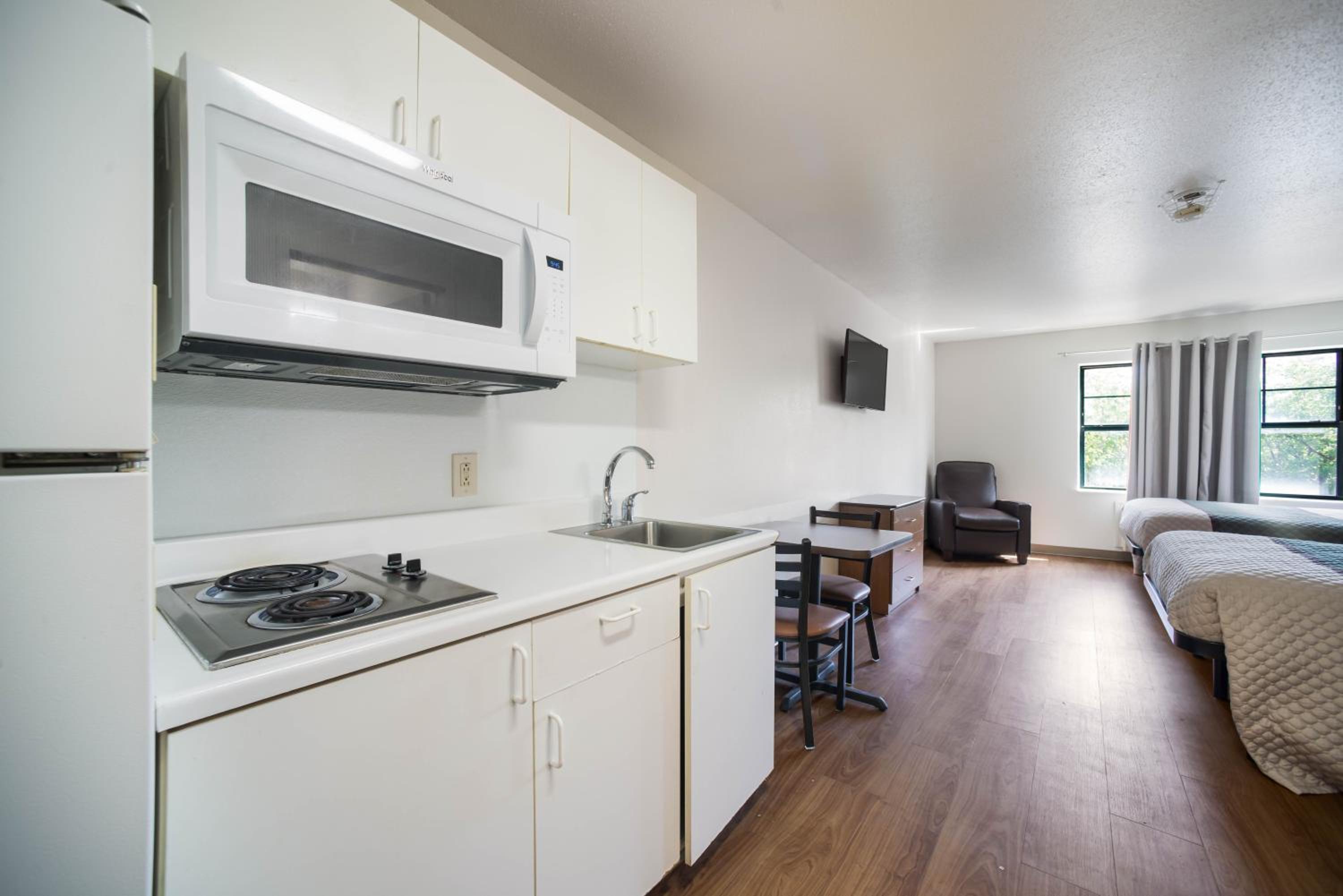 HomeTowne Studios by Red Roof St. Louis - Airport/N Lindbergh - Property Image 11
