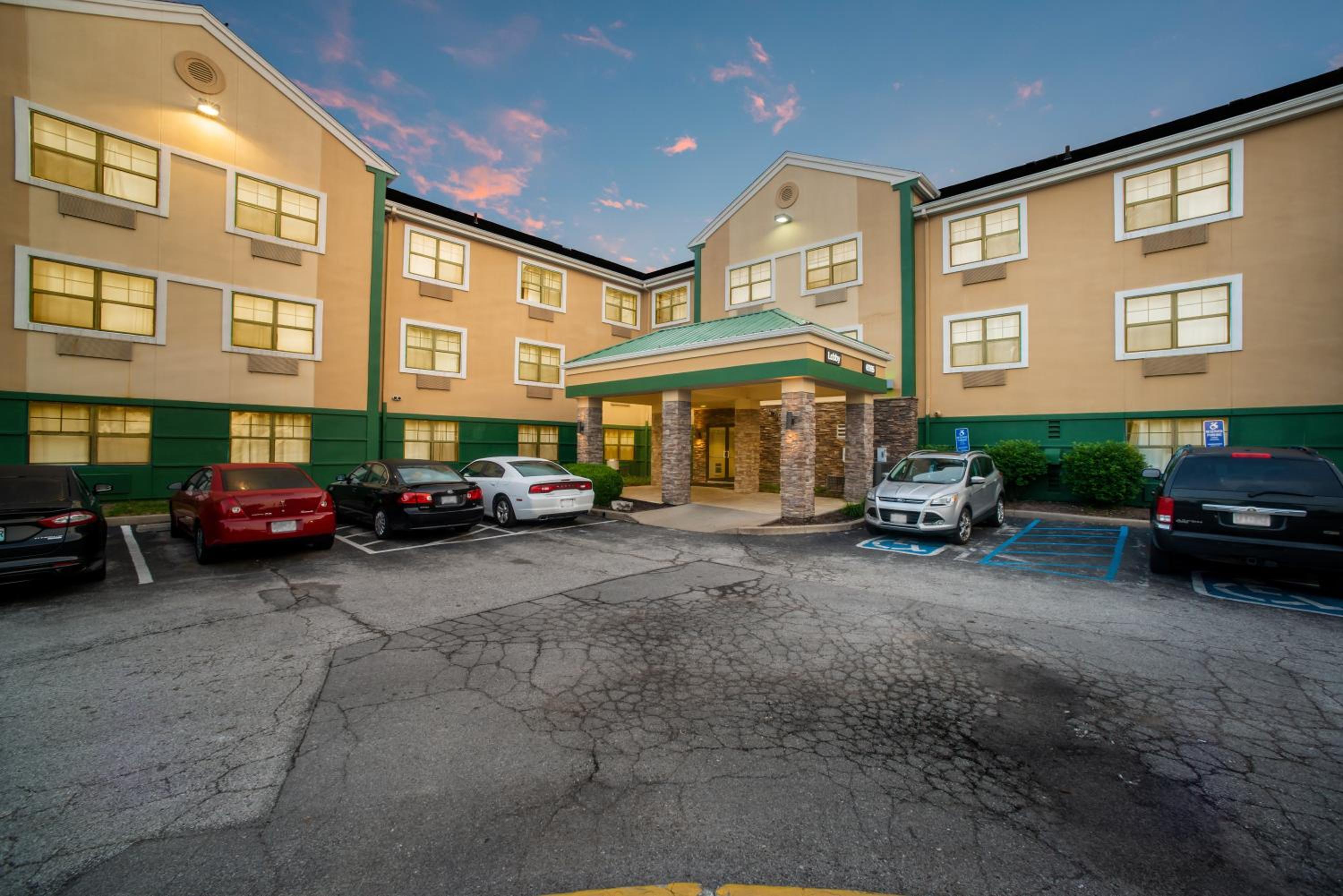 HomeTowne Studios by Red Roof St. Louis - Airport/N Lindbergh - Property Image 25