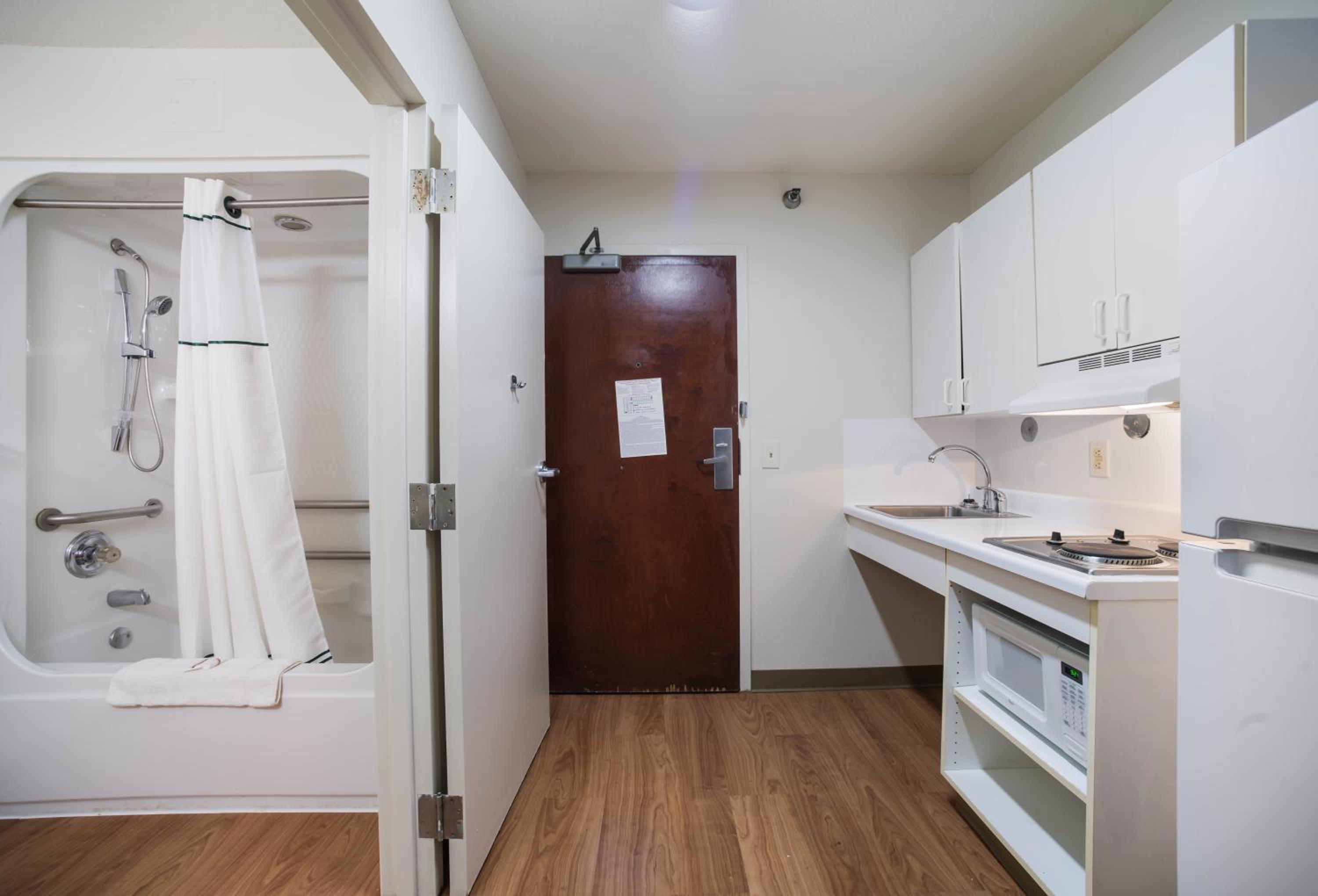 HomeTowne Studios by Red Roof St. Louis - Airport/N Lindbergh - Property Image 4