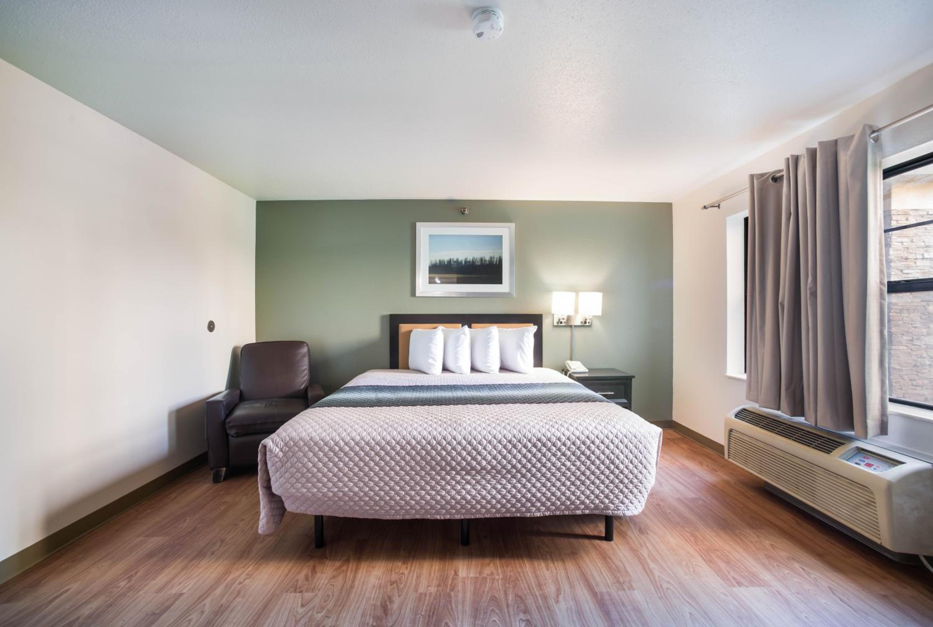 HomeTowne Studios by Red Roof St. Louis - Airport/N Lindbergh - Property Image 10