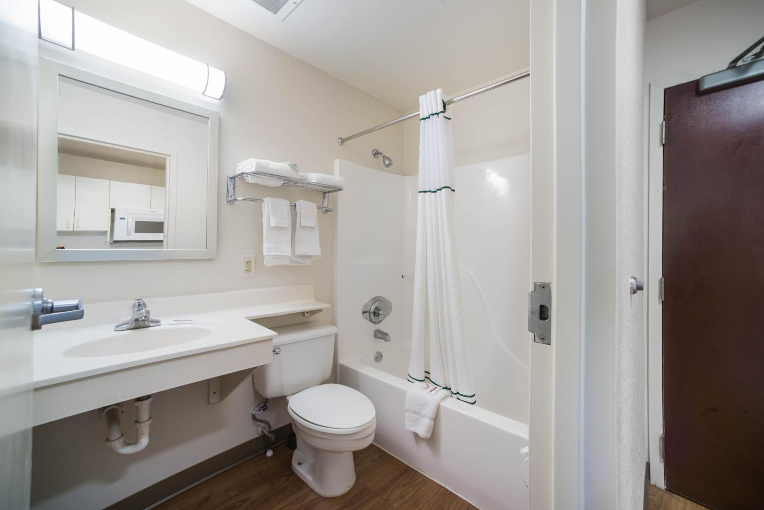 HomeTowne Studios by Red Roof St. Louis - Airport/N Lindbergh - Property Image 7