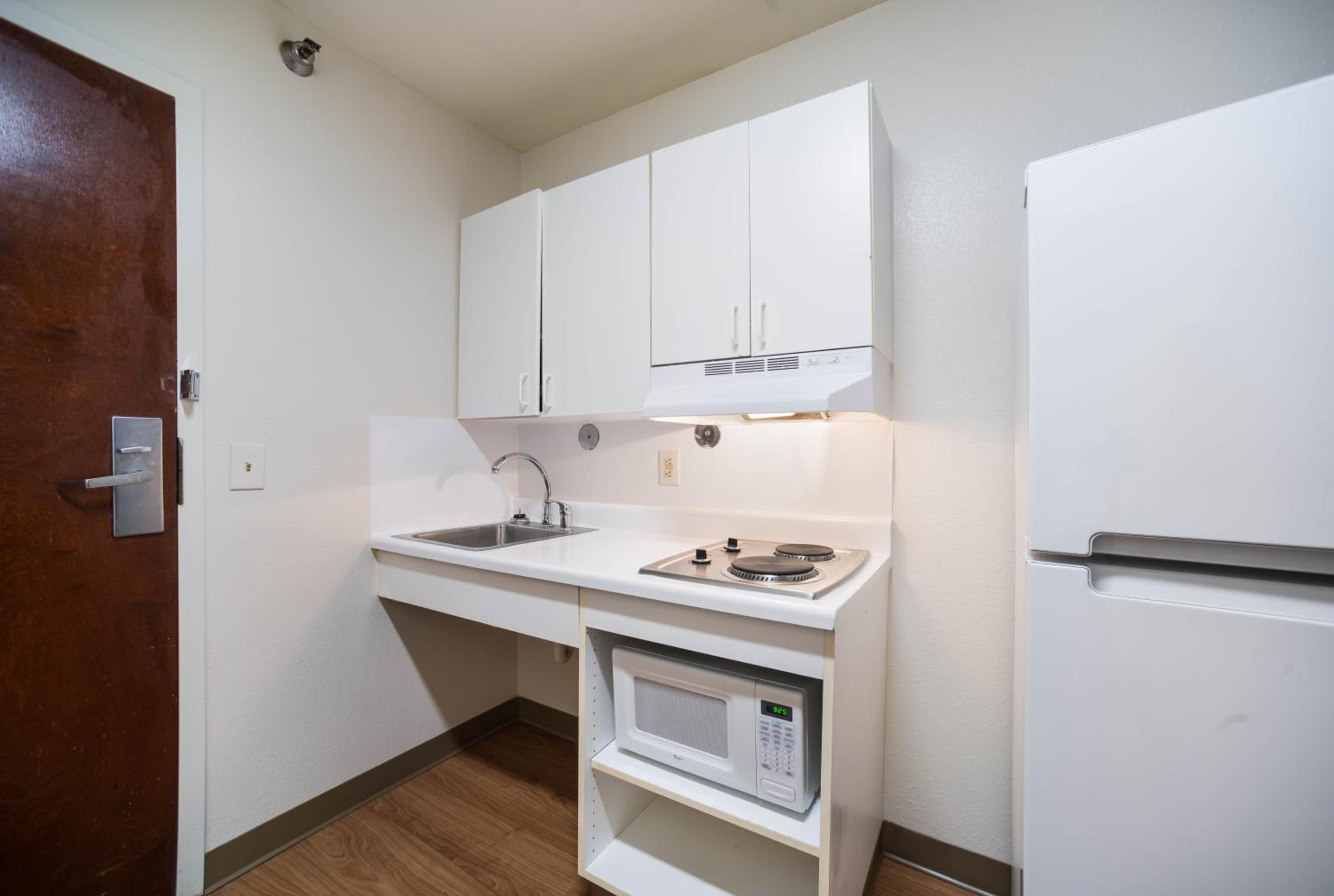 HomeTowne Studios by Red Roof St. Louis - Airport/N Lindbergh - Property Image 6