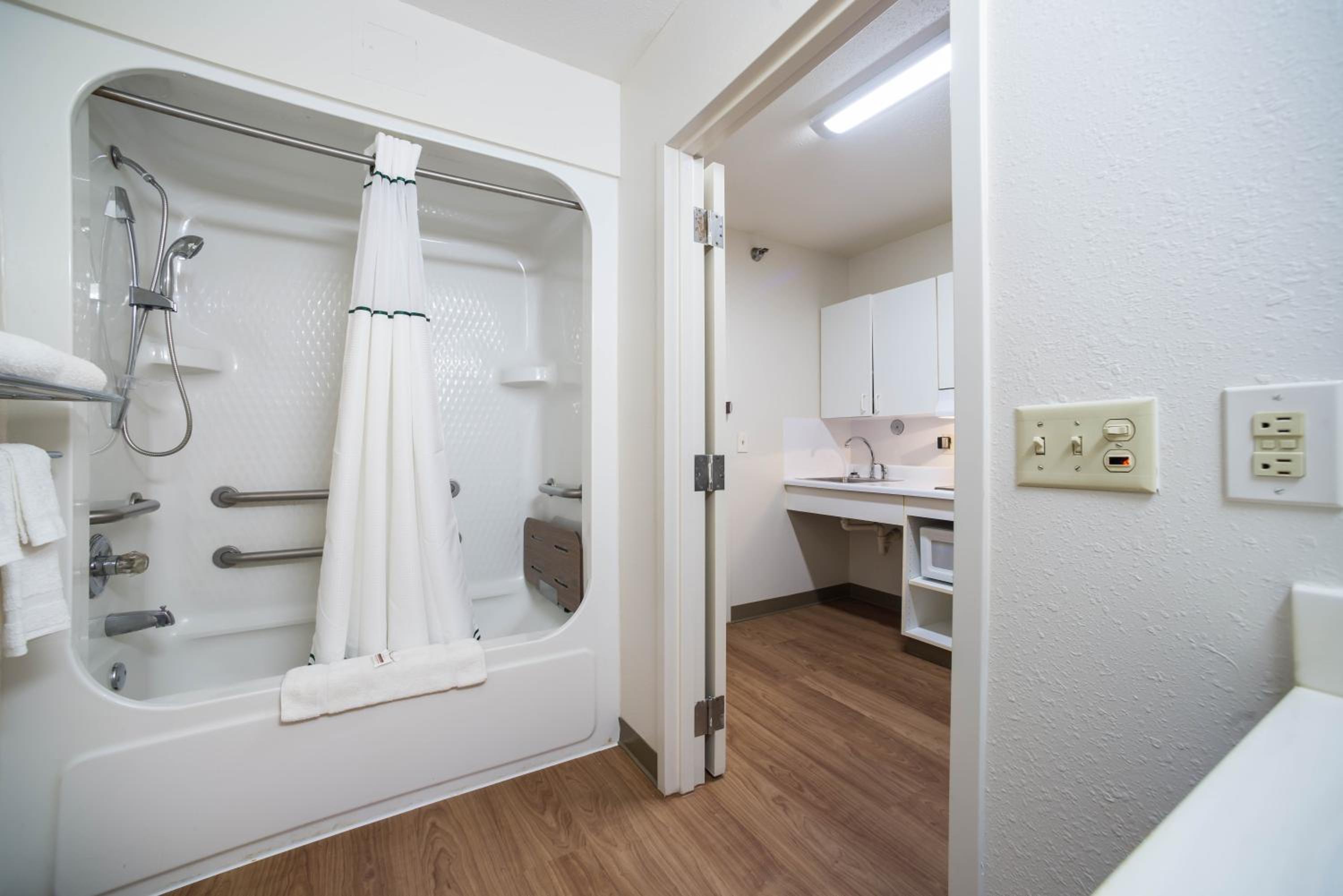 HomeTowne Studios by Red Roof St. Louis - Airport/N Lindbergh - Property Image 2