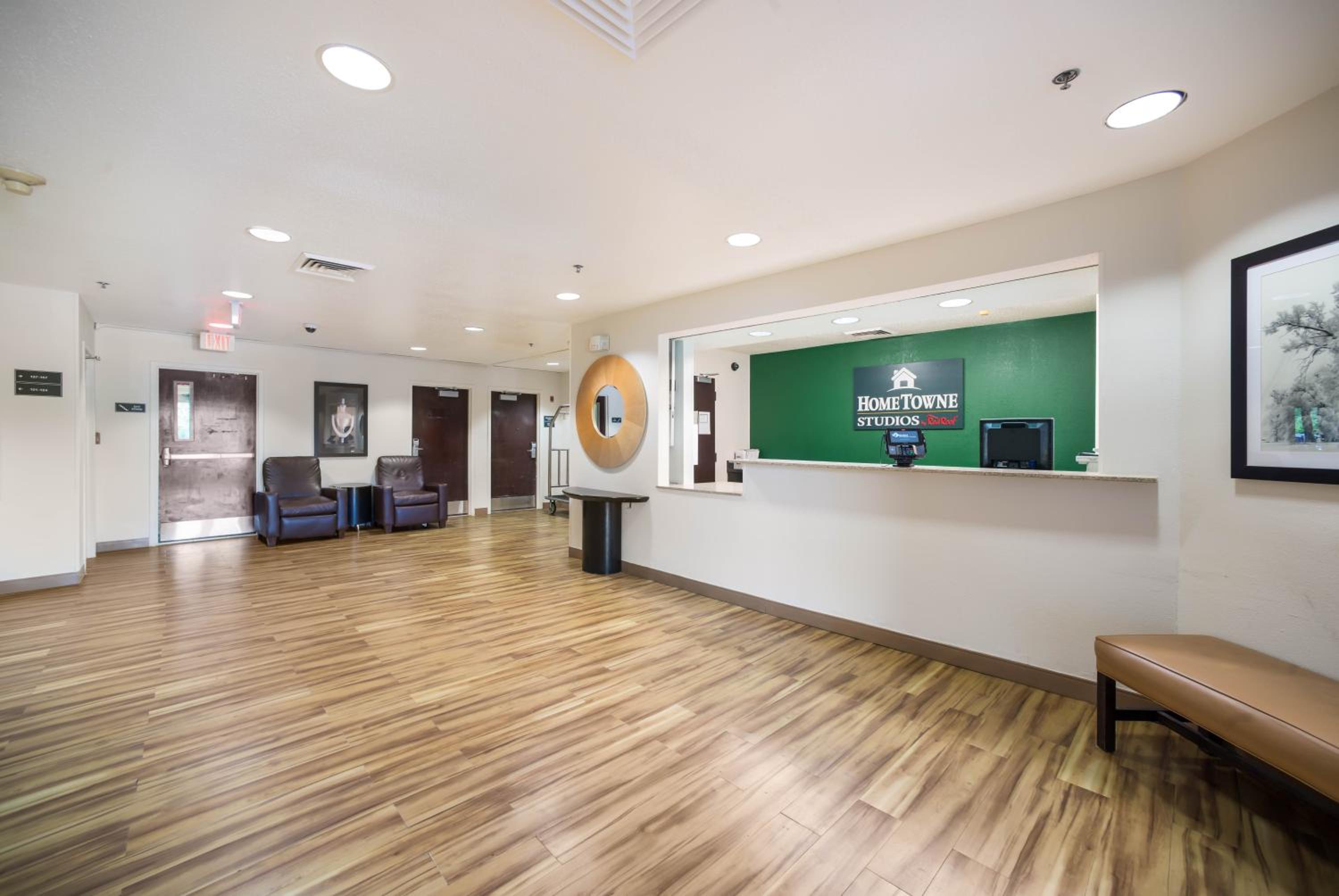 HomeTowne Studios by Red Roof St. Louis - Airport/N Lindbergh - Property Image 18