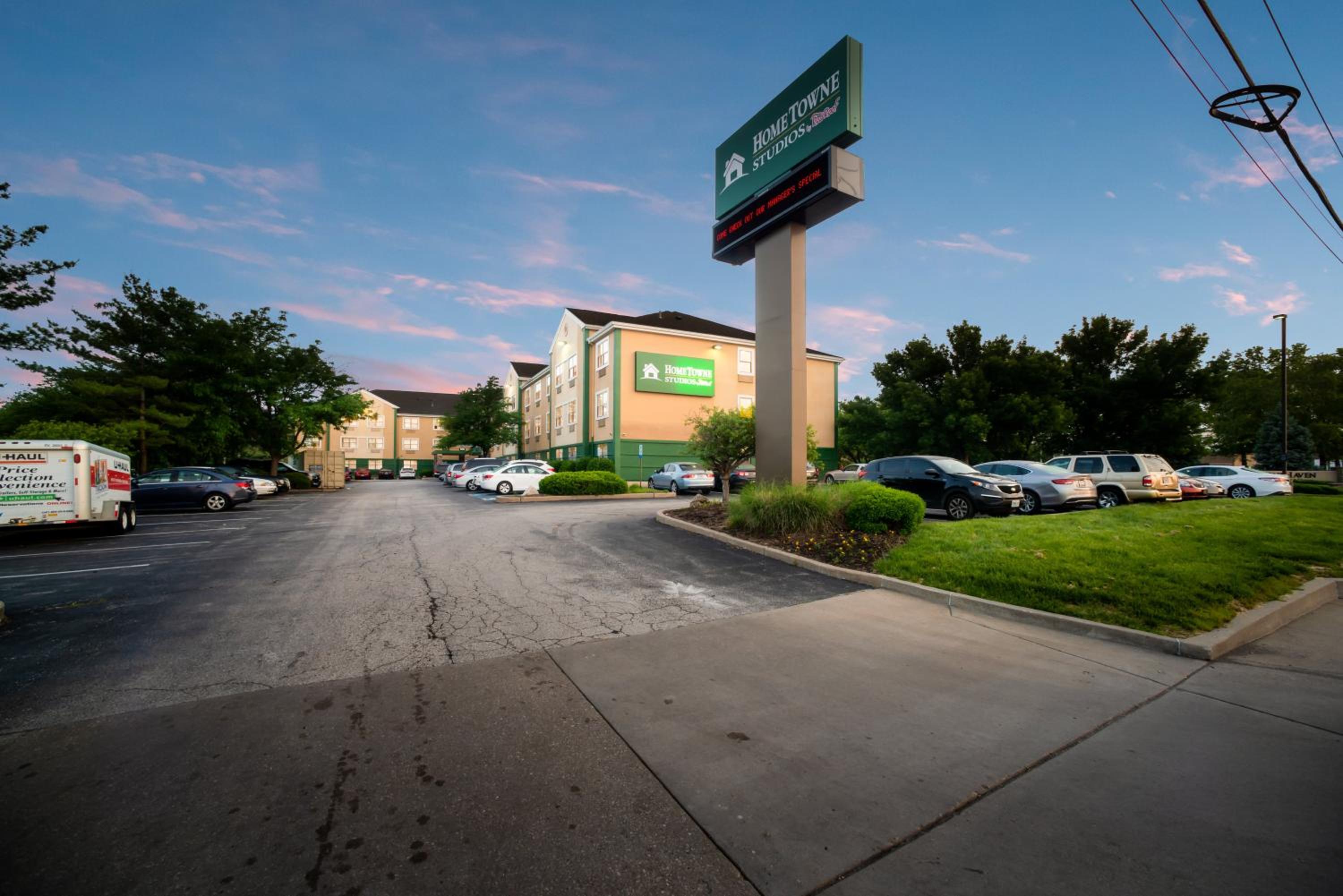 HomeTowne Studios by Red Roof St. Louis - Airport/N Lindbergh - Property Image 23