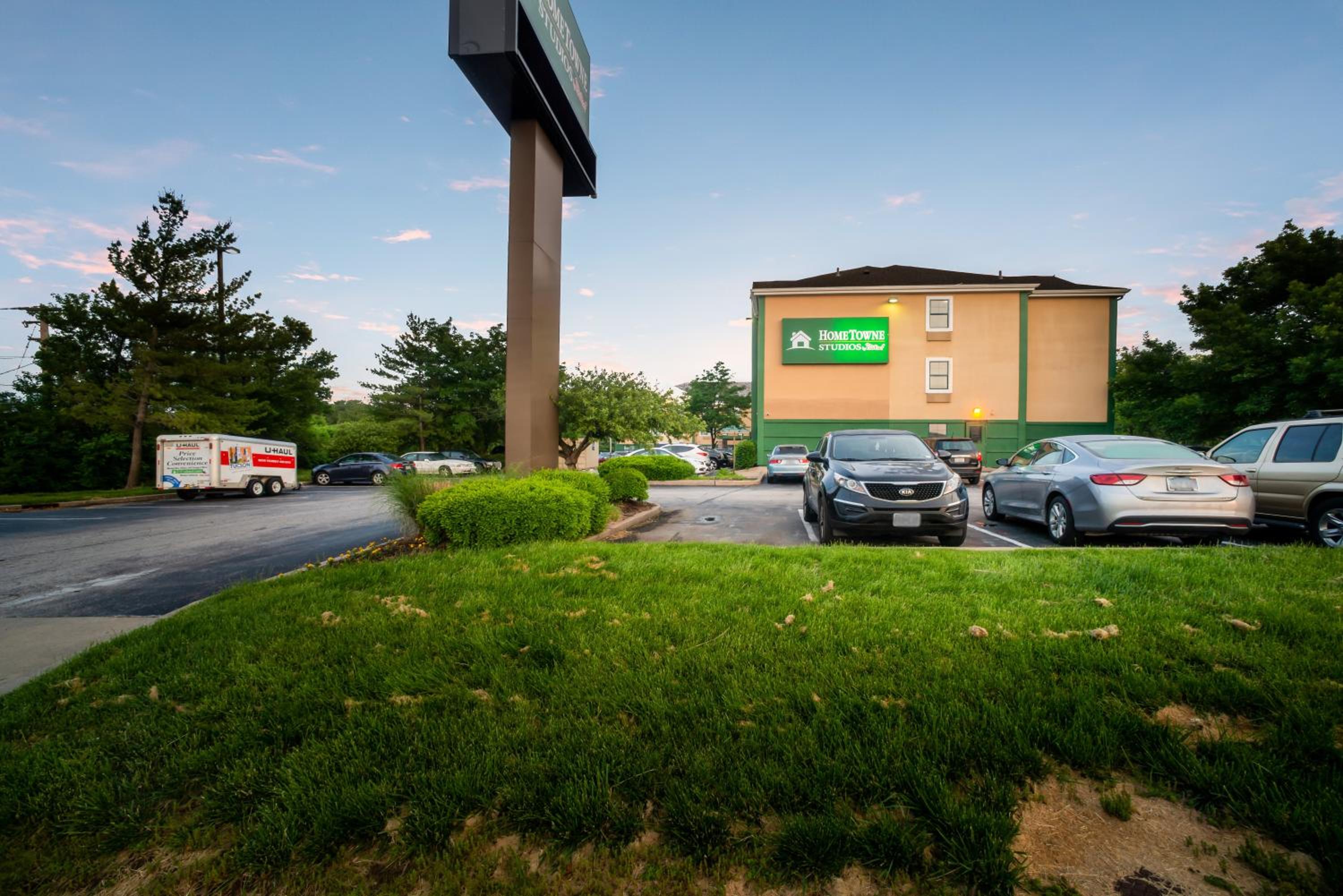 HomeTowne Studios by Red Roof St. Louis - Airport/N Lindbergh - Property Image 24