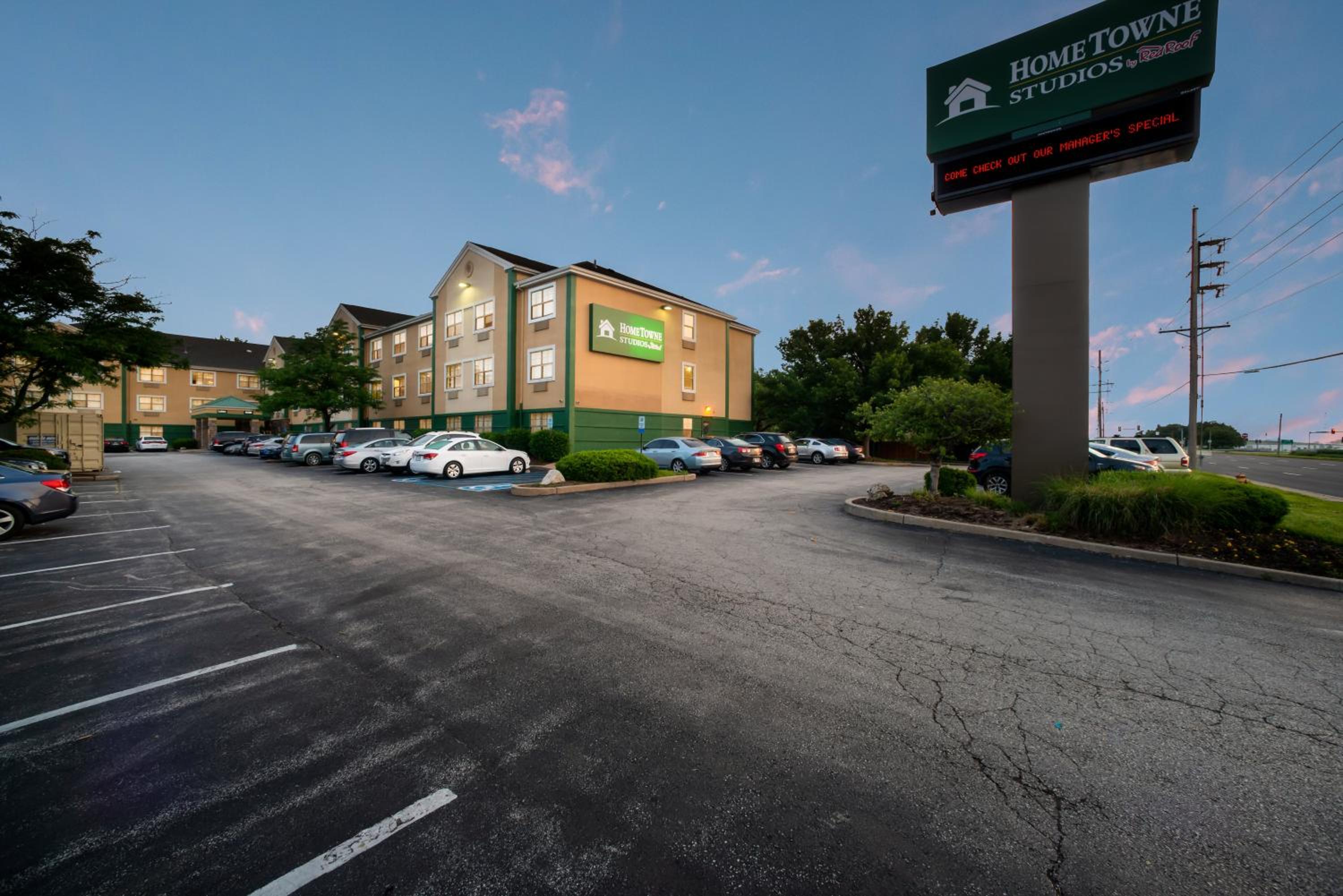 HomeTowne Studios by Red Roof St. Louis - Airport/N Lindbergh - Property Image 21