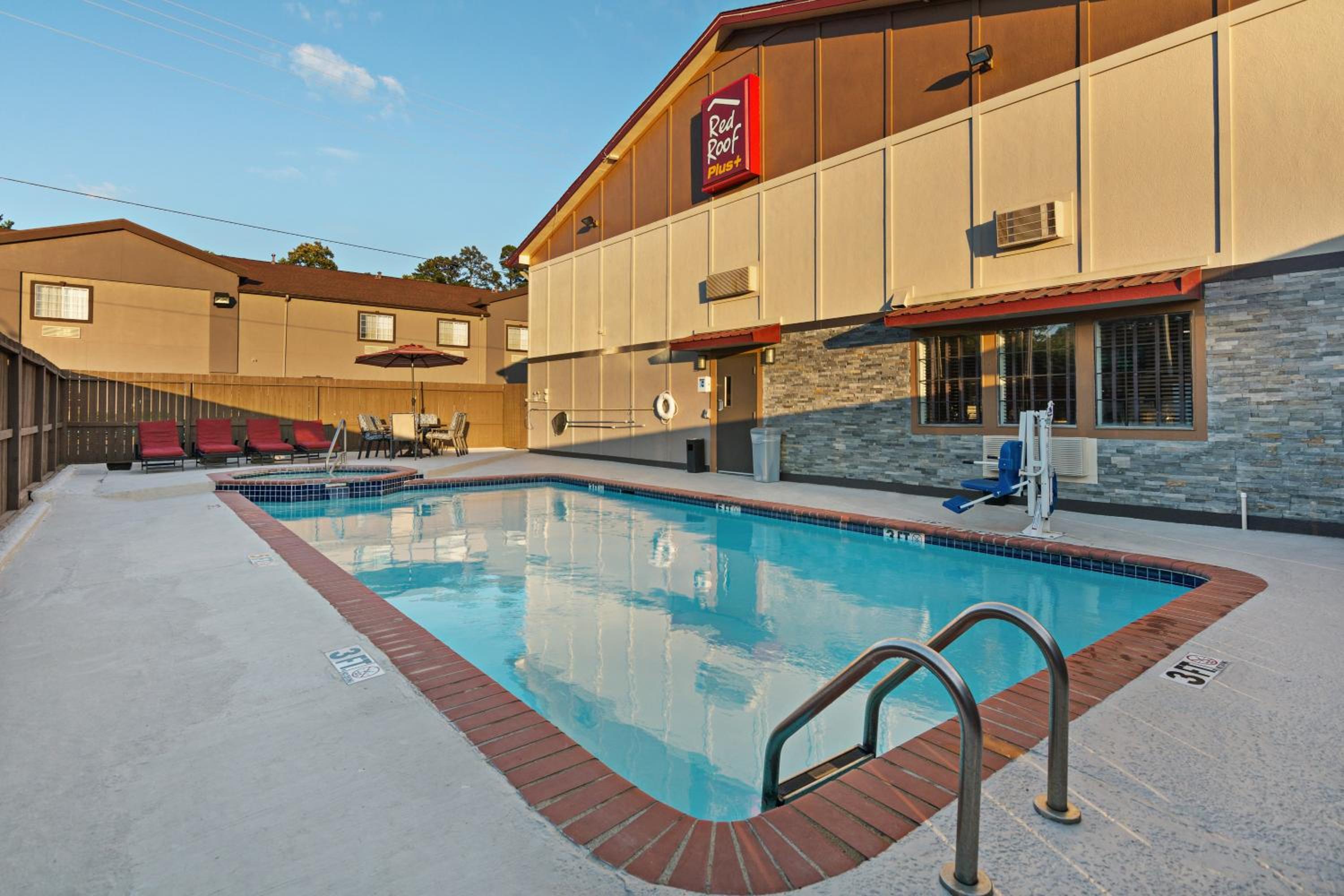 Huntsville Vacations - Red Roof Inn PLUS Huntsville - Property Image 4
