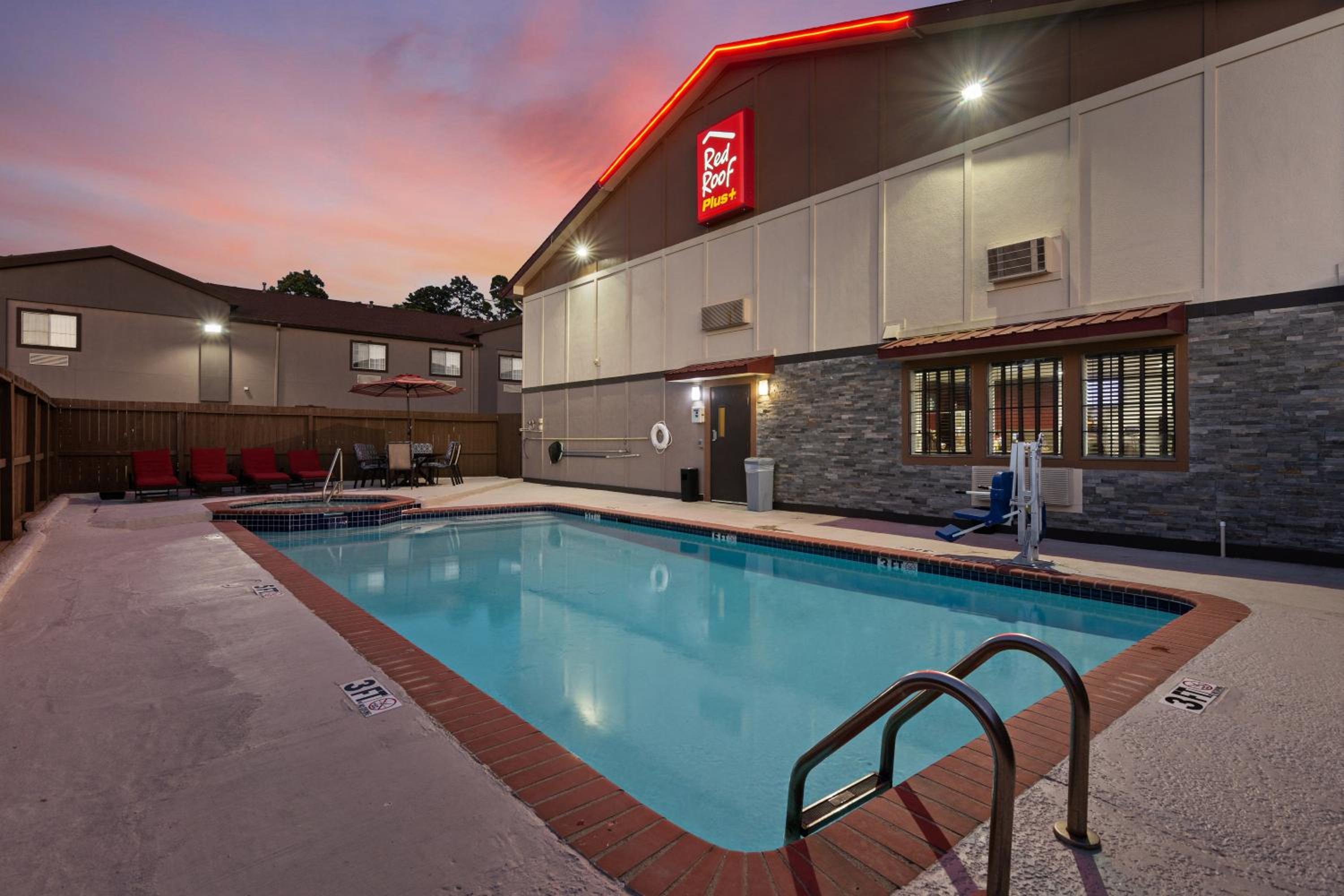 Huntsville Vacations - Red Roof Inn PLUS Huntsville - Property Image 5