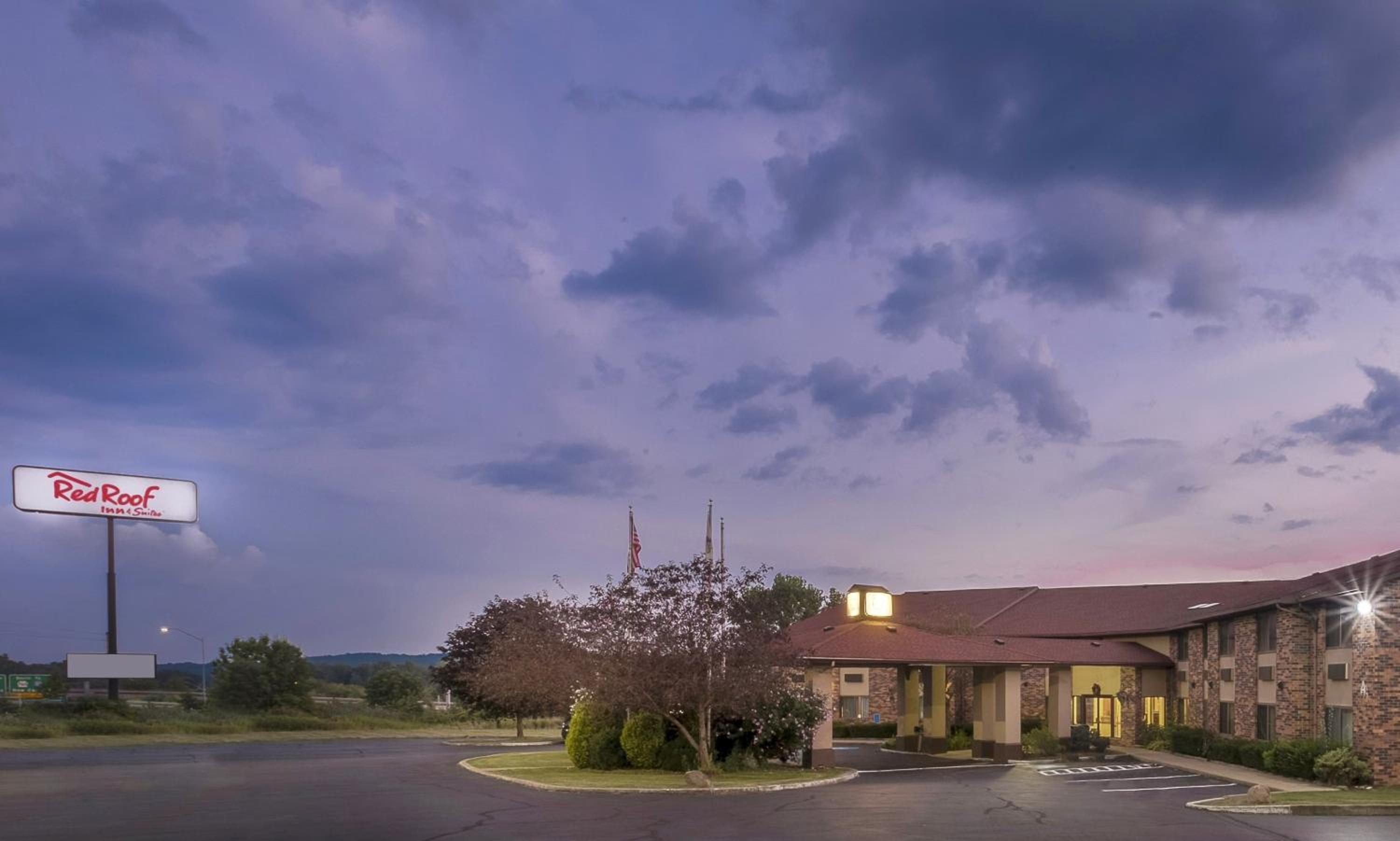 Red Roof Inn & Suites Hermitage view 5