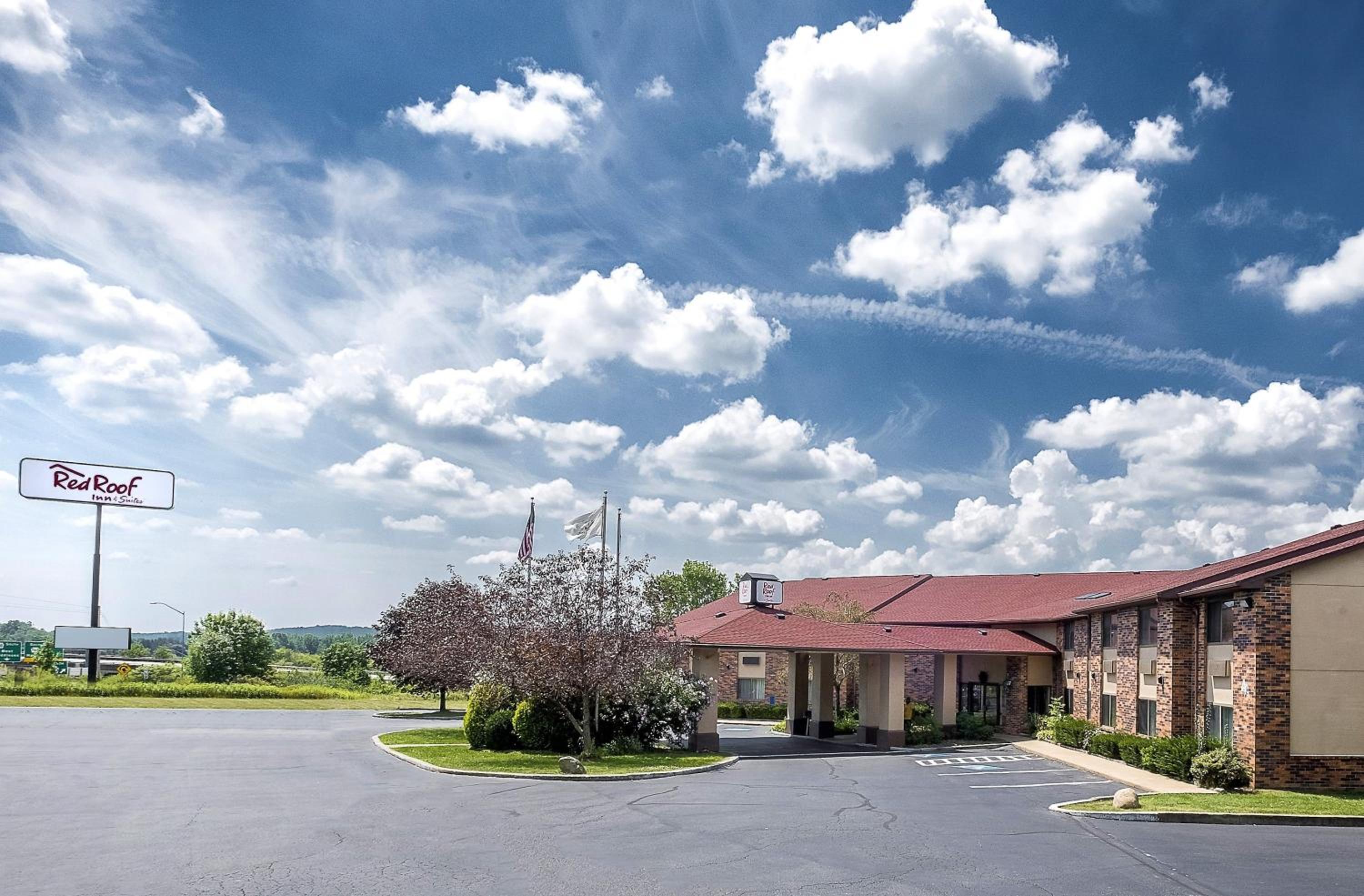 Red Roof Inn & Suites Hermitage view 3