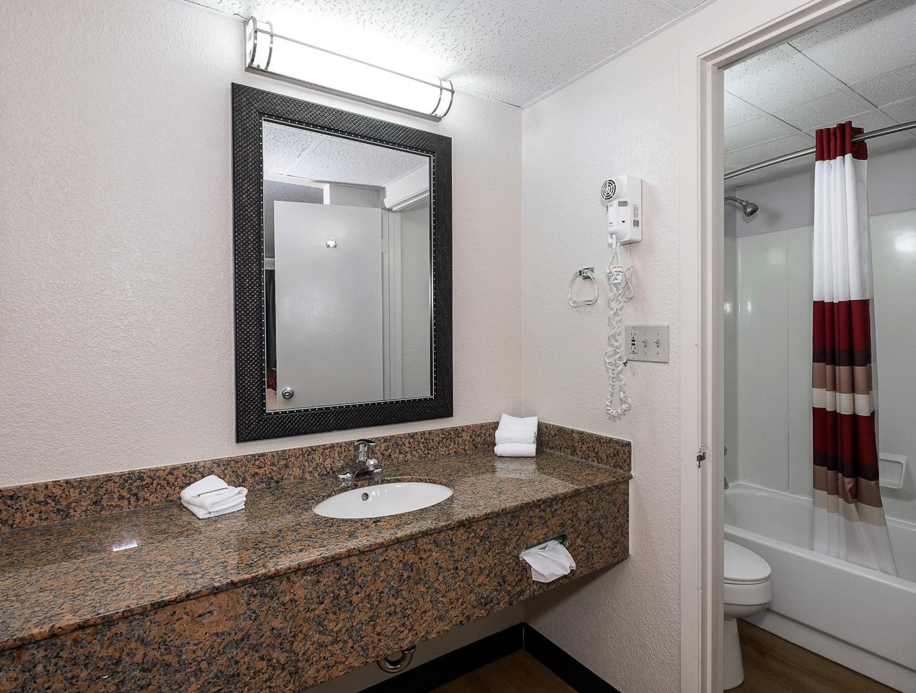 Bloomington Vacations - Red Roof Inn Bloomington - Normal/University - Property Image 3