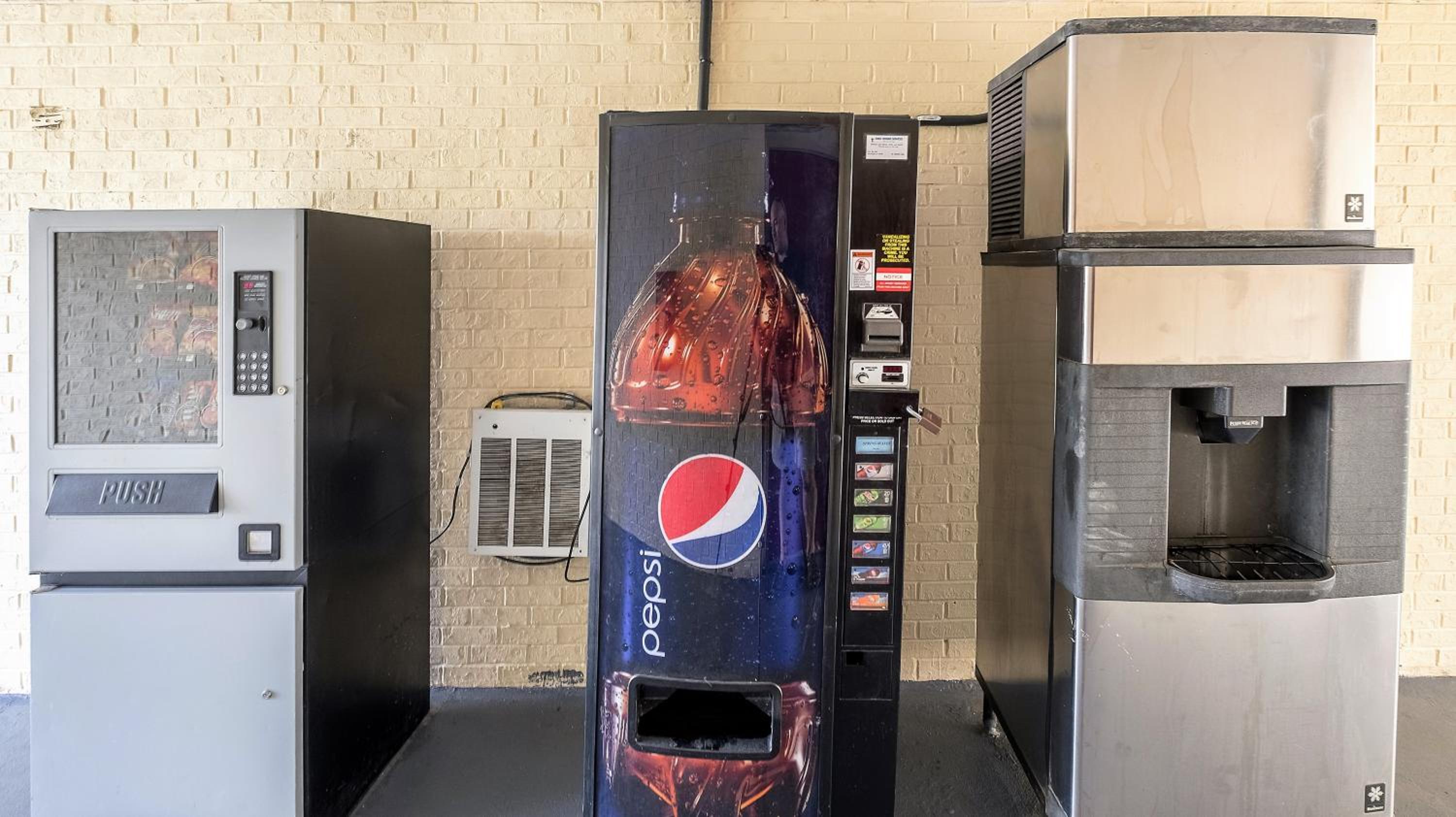 Bloomington Vacations - Red Roof Inn Bloomington - Normal/University - Property Image 15