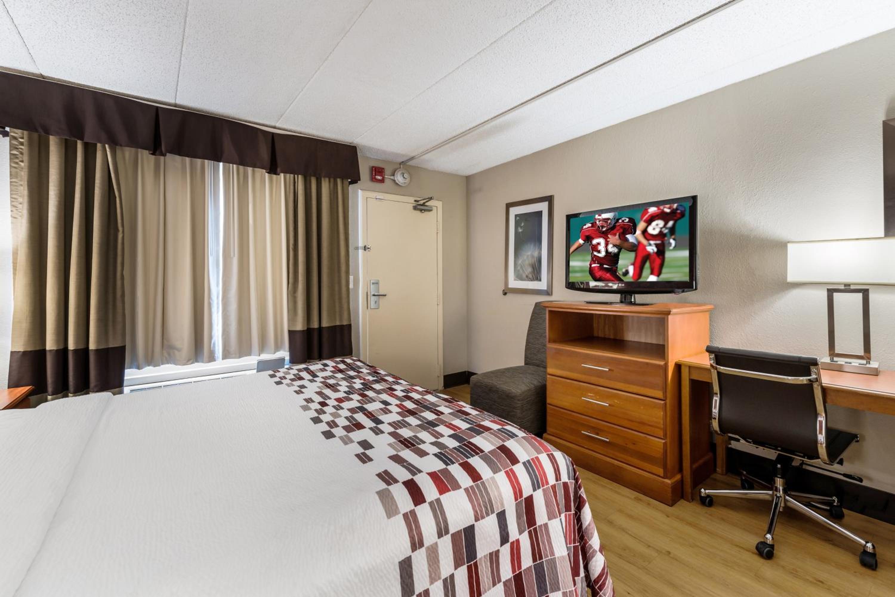 Red Roof Inn Morton Grove - Property Image 7