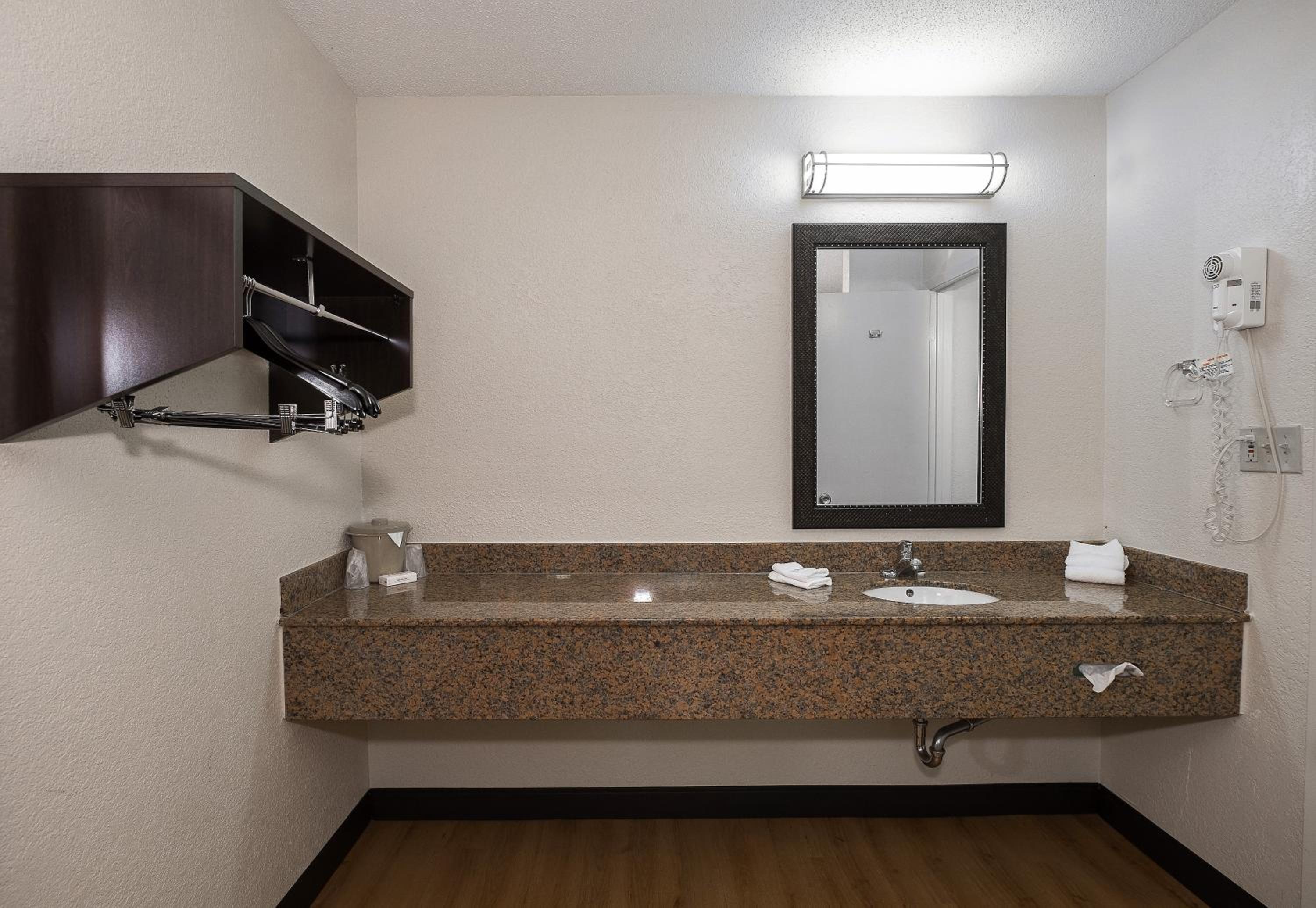 Bloomington Vacations - Red Roof Inn Bloomington - Normal/University - Property Image 4