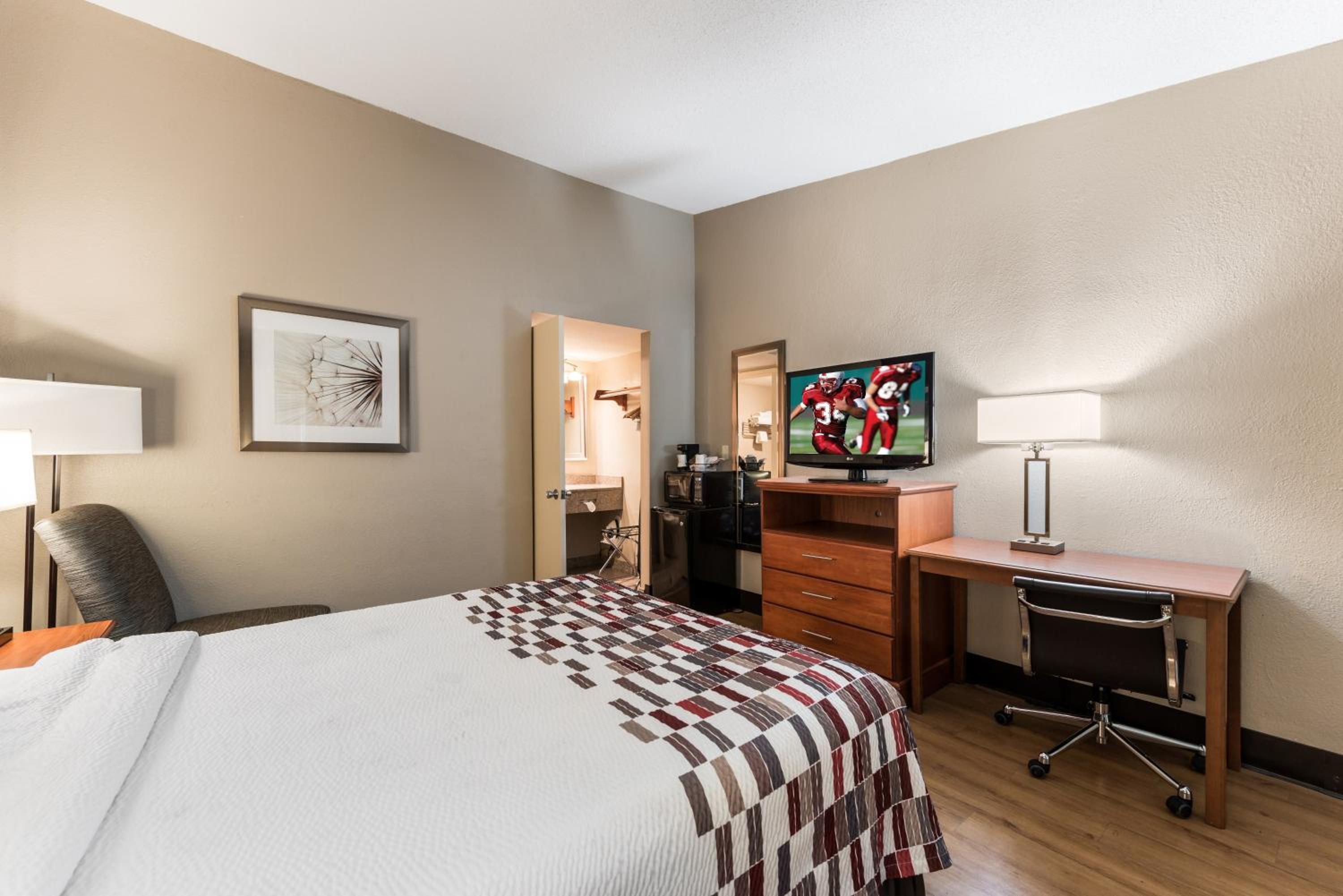 Red Roof Inn Morton Grove - Property Image 1