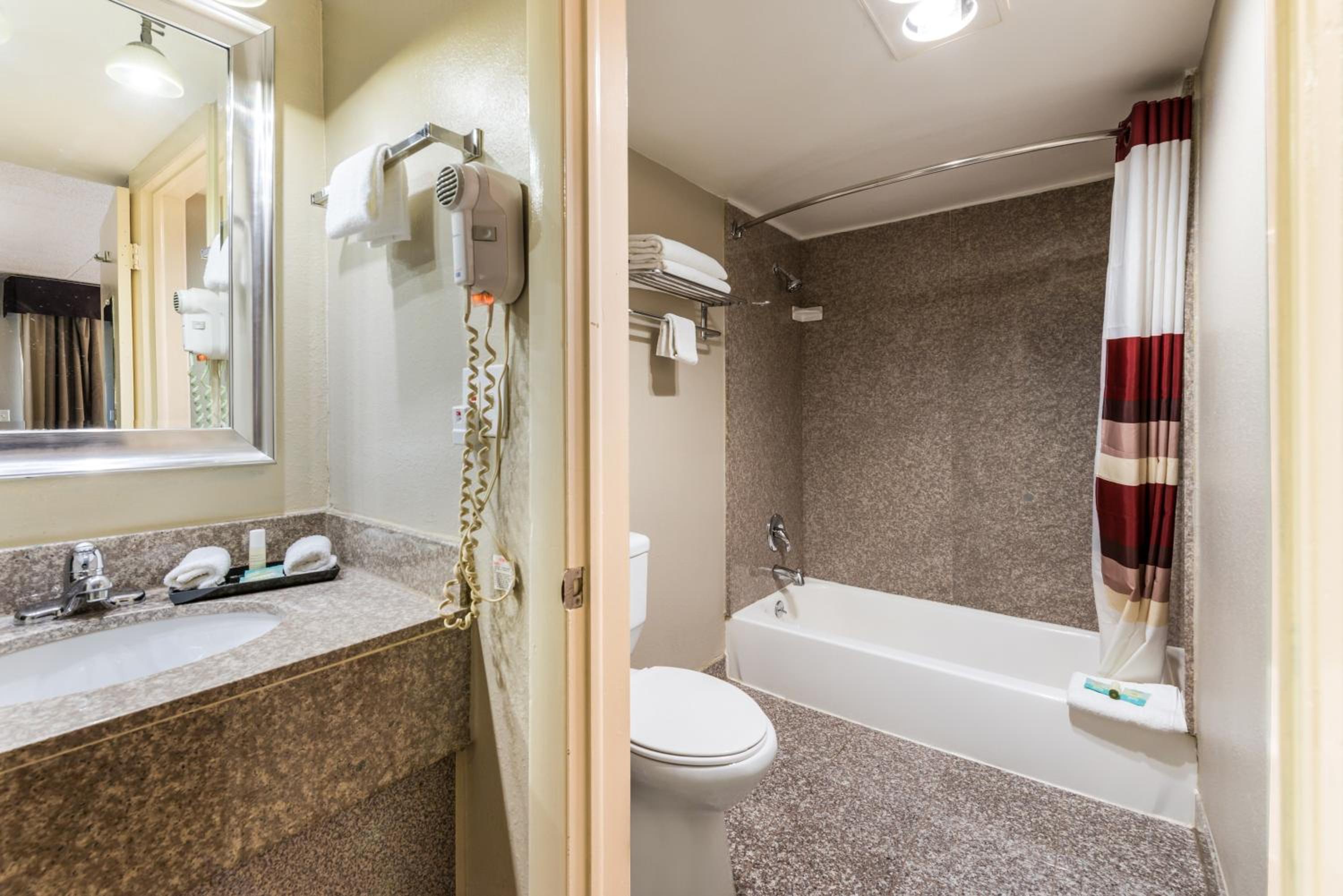 Red Roof Inn Morton Grove - Property Image 3