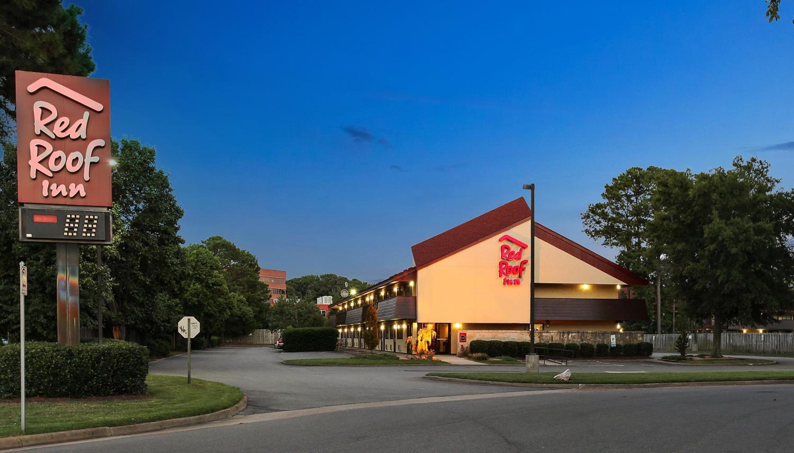 Hotel Red Roof Inn Virginia Beach - Image 1