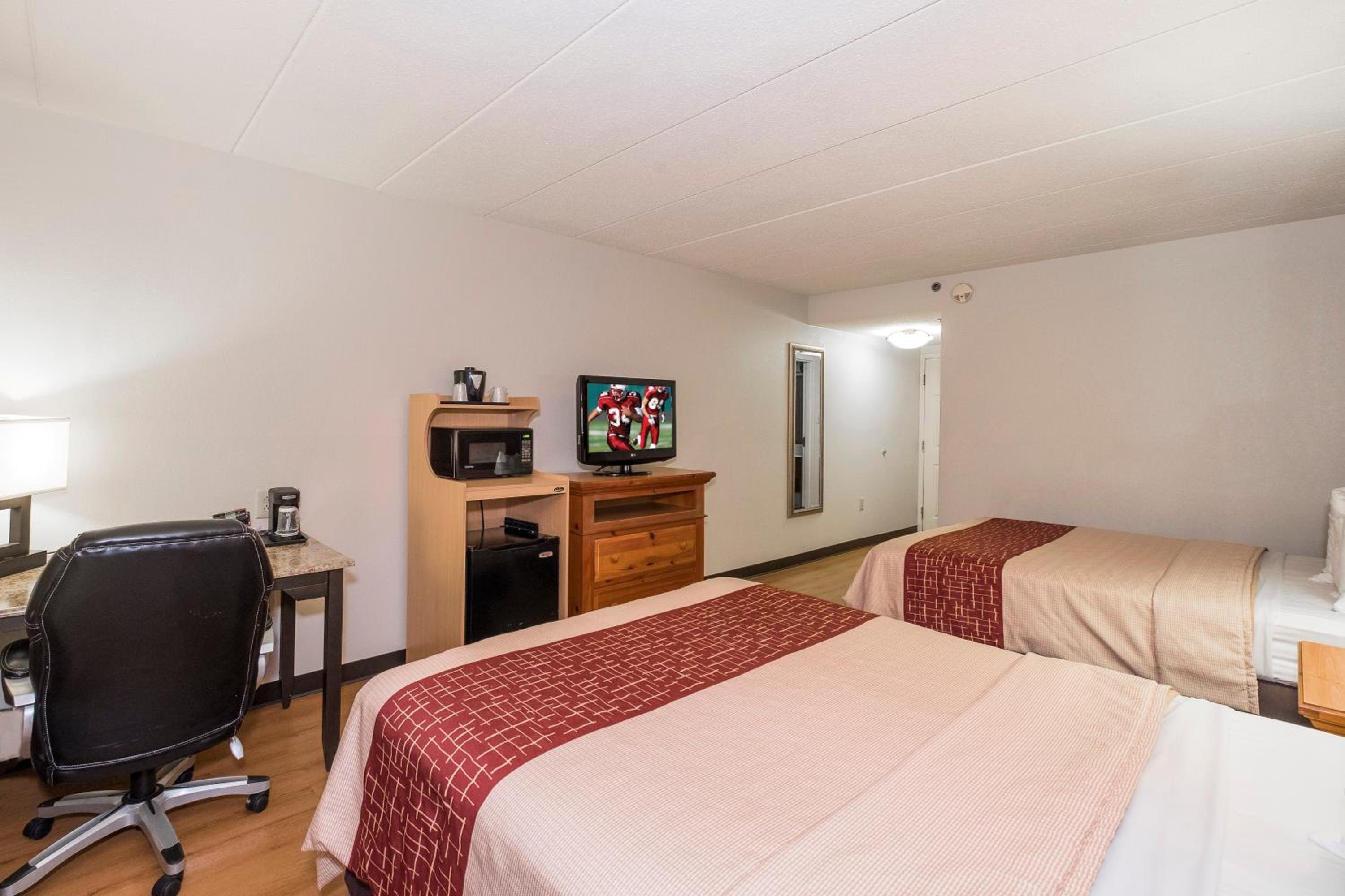 Red Roof Inn & Suites Stafford, VA - Quantico, Photo 25