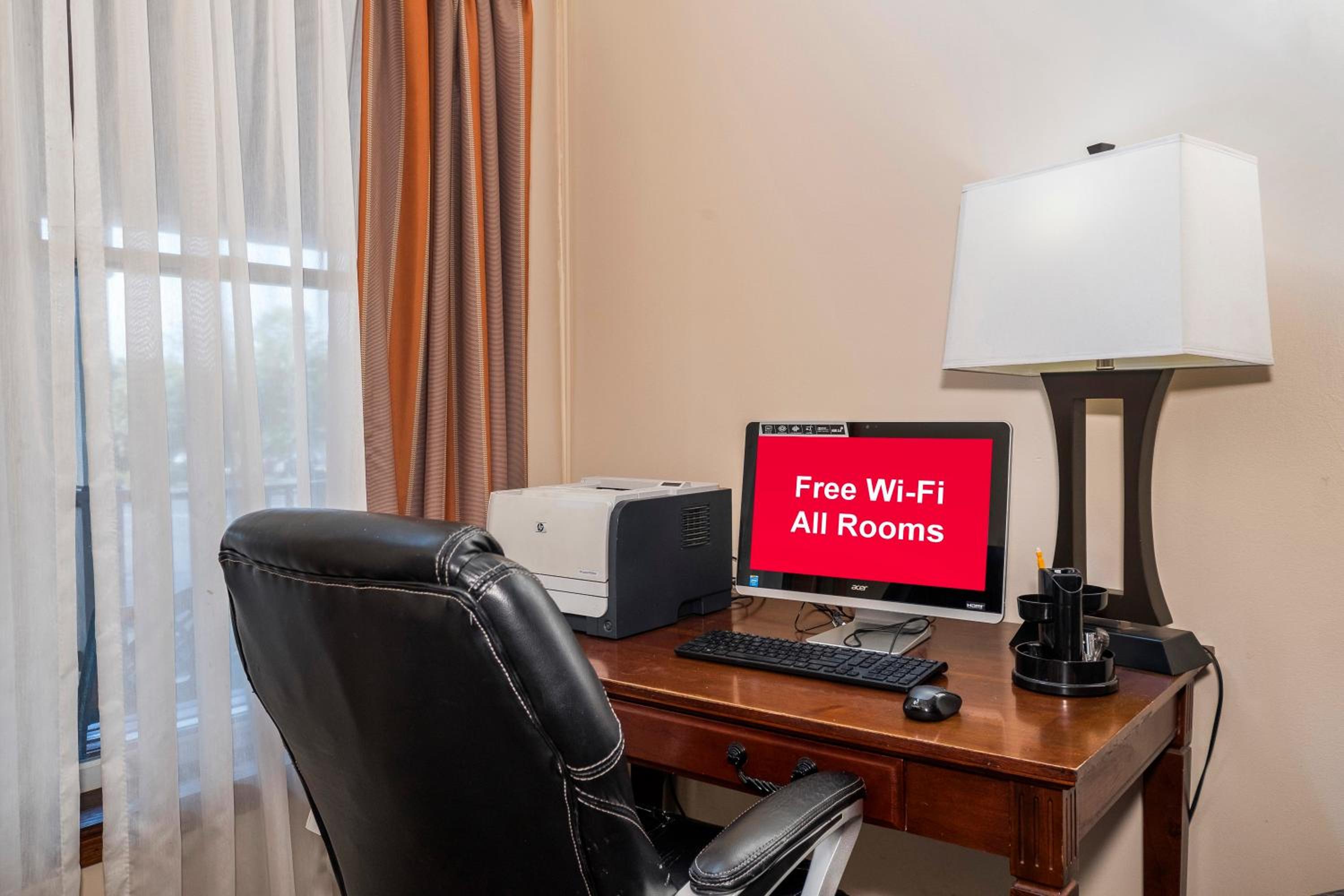 Red Roof Inn & Suites Stafford, VA - Quantico, Photo 4
