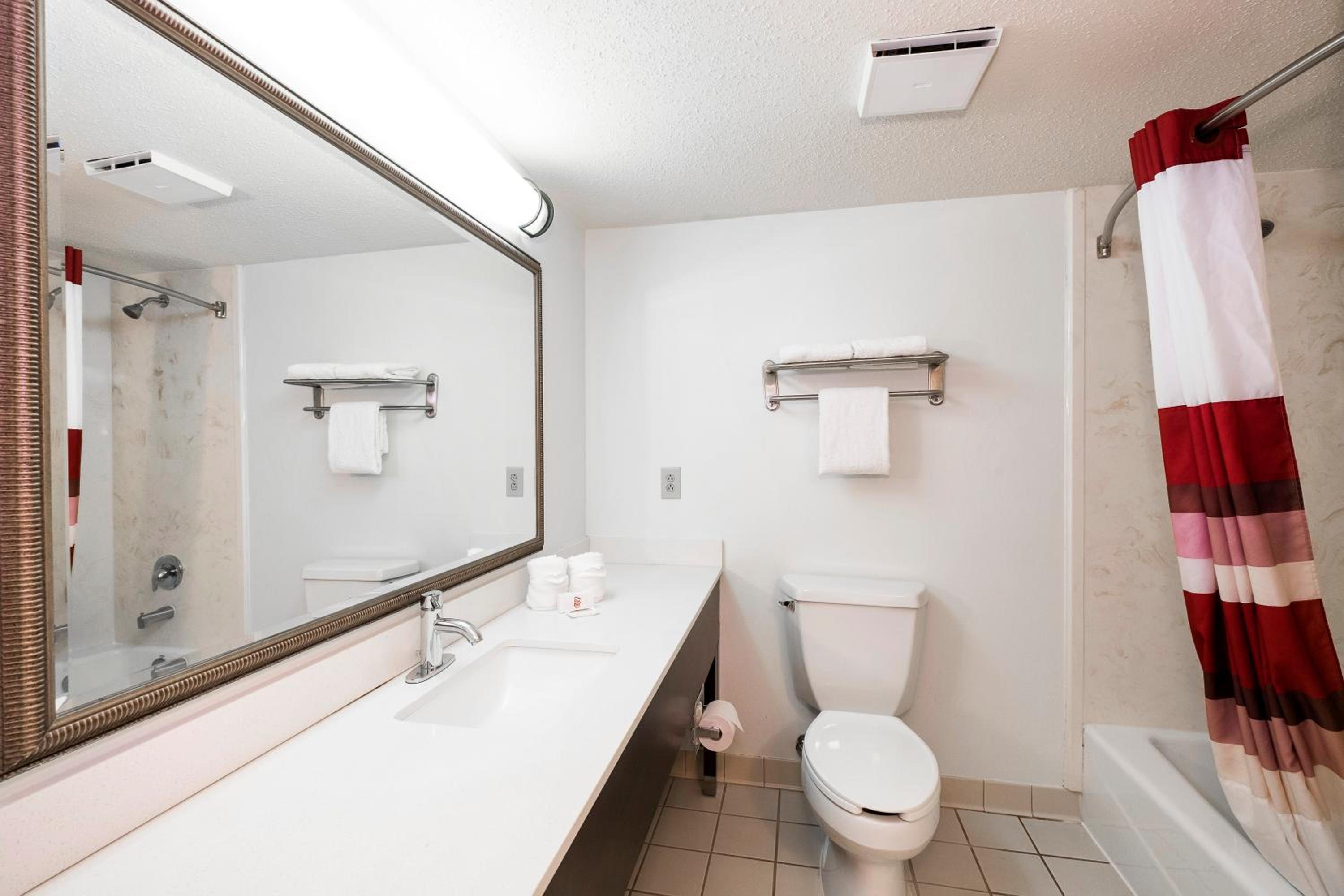 Red Roof Inn & Suites Stafford, VA - Quantico, Photo 12