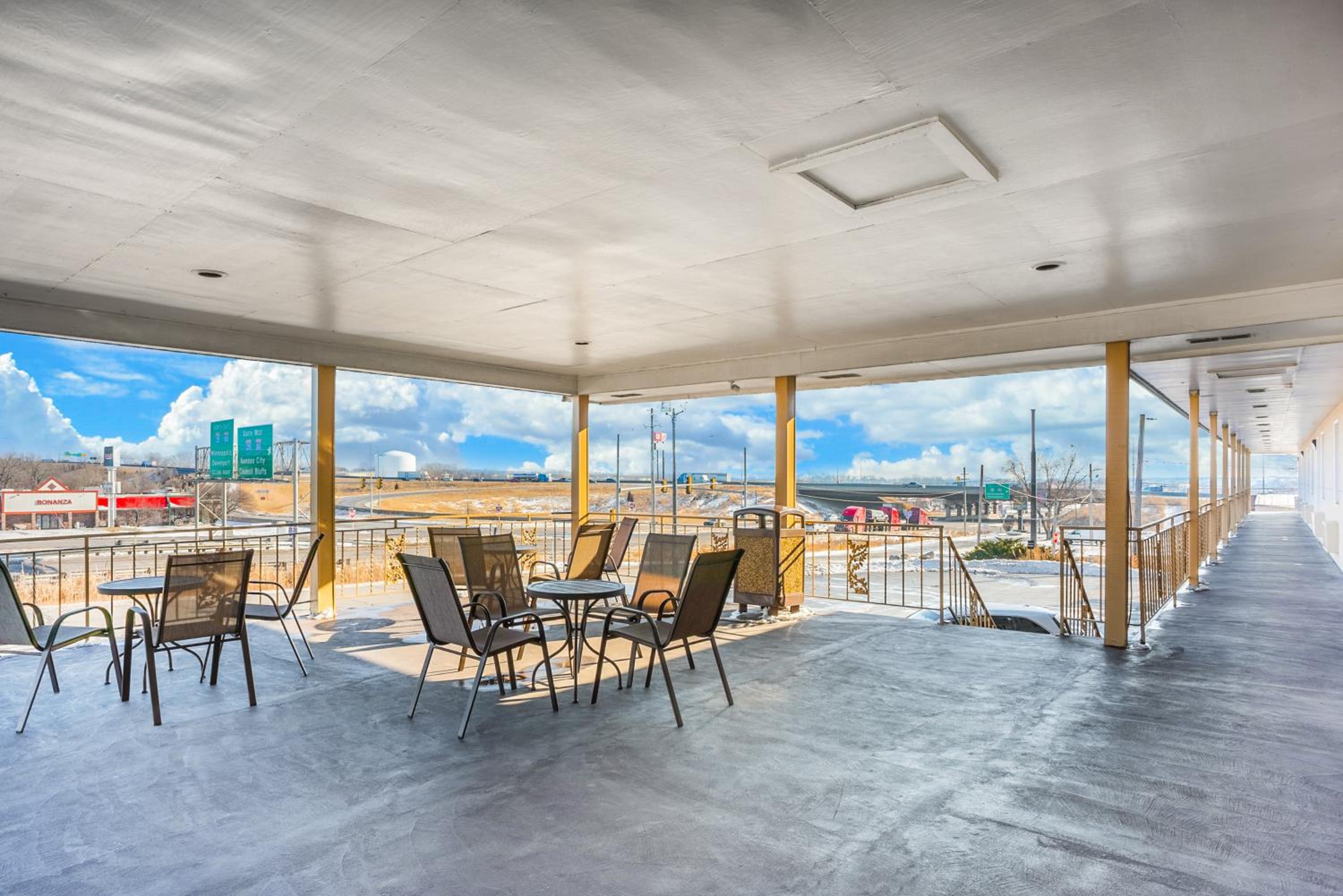 Des Moines Vacations - Red Roof Inn Des Moines - Property Image 2