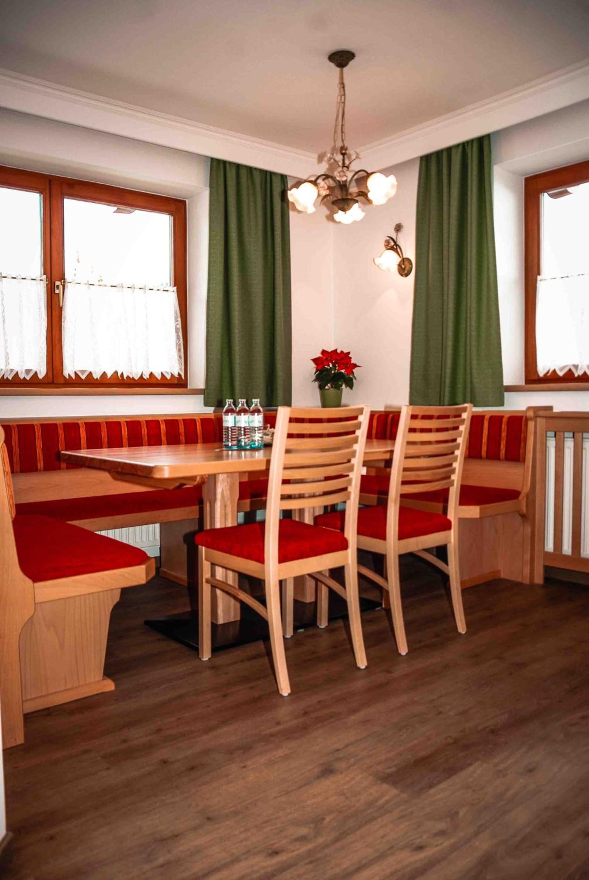 Komfort Appartement Windberger, 5m to ski slope, 200m to cable car, Schladming Dachsteincard inklusive