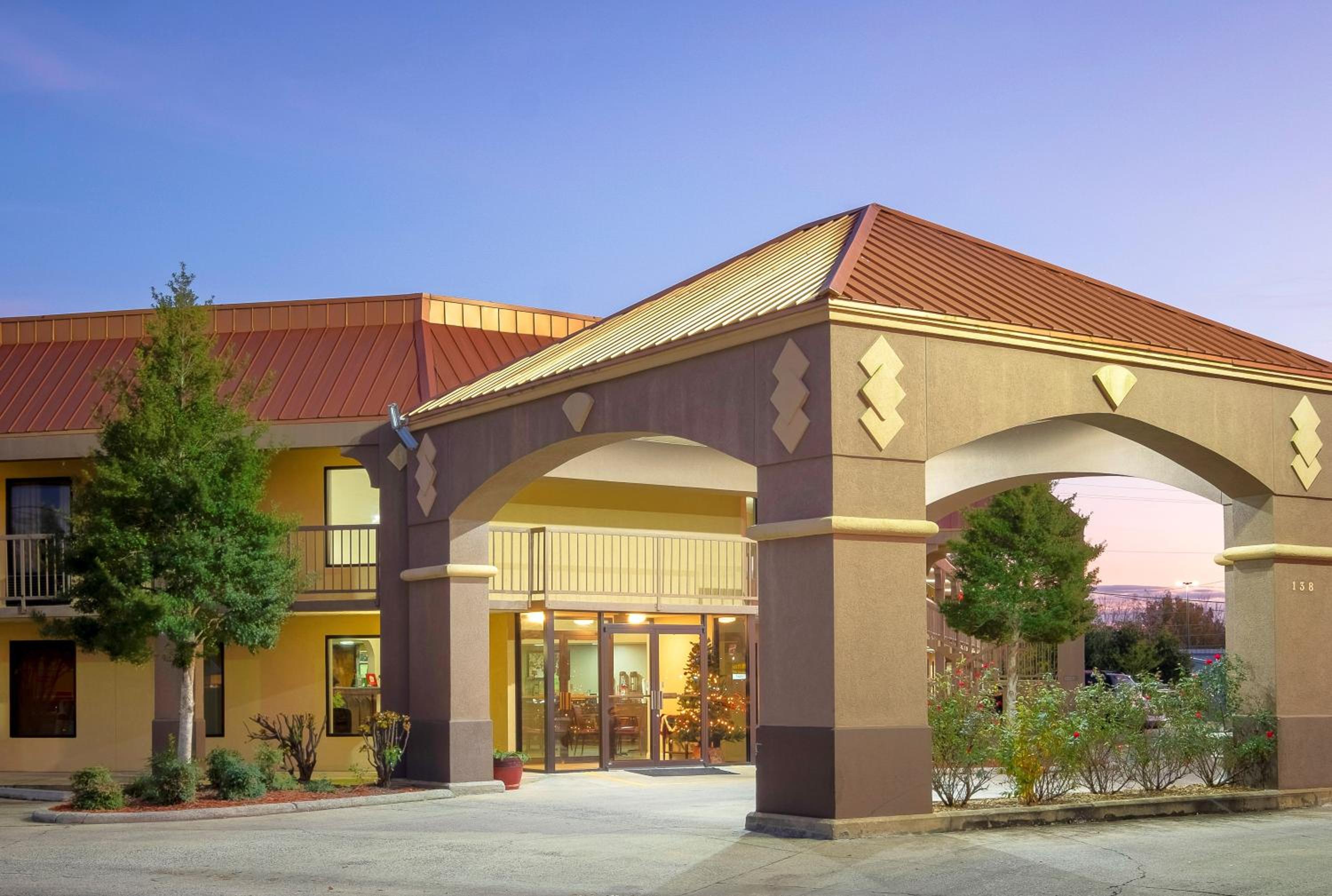 Oxford Vacations - Red Roof Inn  Suites Oxford - Property Image 1