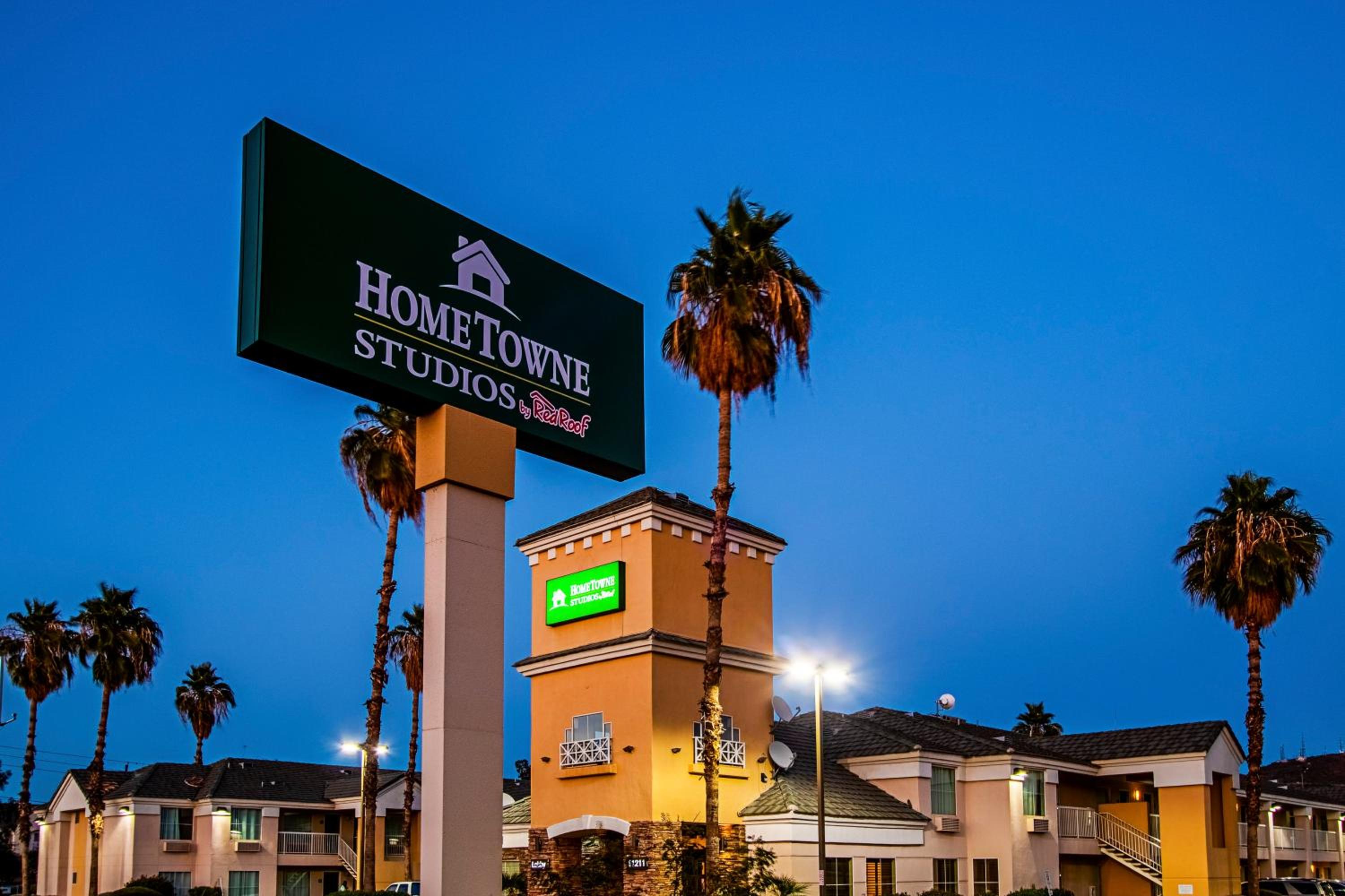 HomeTowne Studios by Red Roof Phoenix - Black Canyon Highway view 4