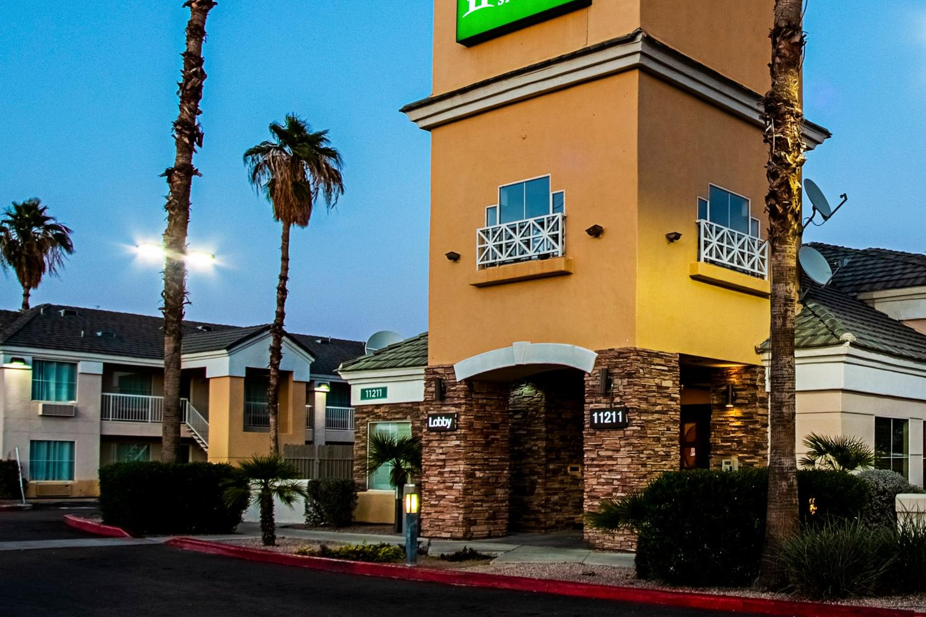 HomeTowne Studios by Red Roof Phoenix - Black Canyon Highway view 2