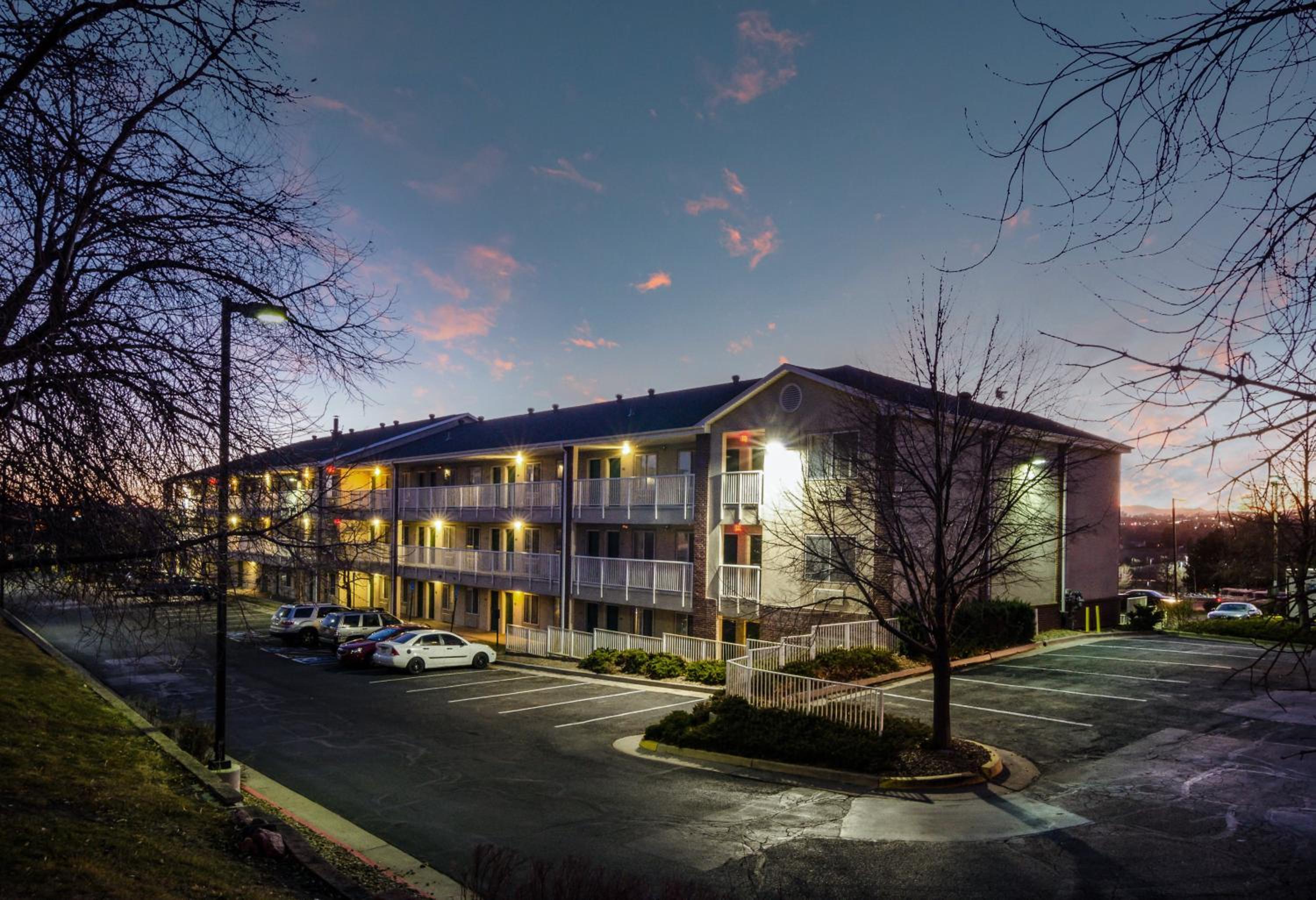 HomeTowne Studios by Red Roof Denver - Thornton view 5