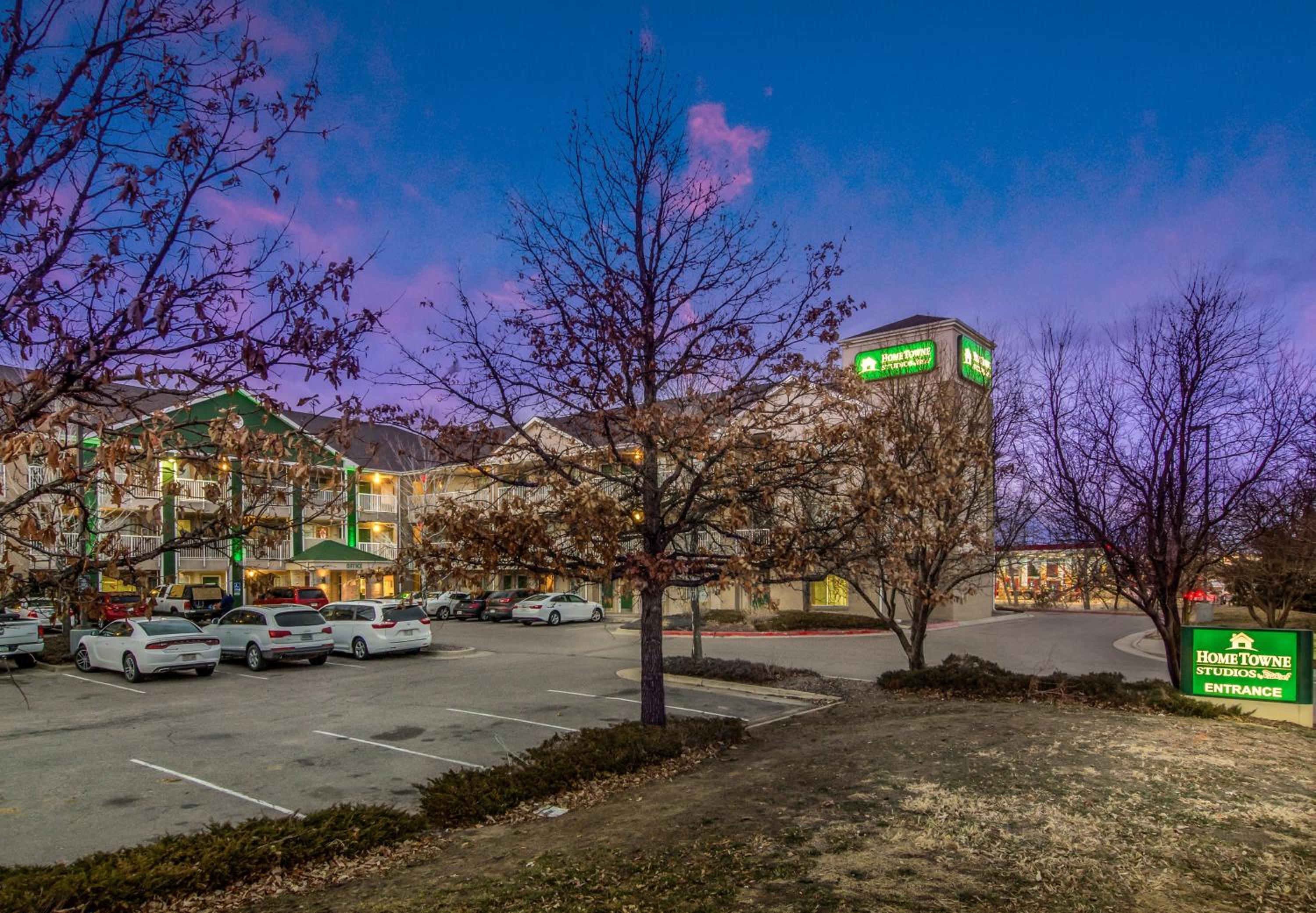 HomeTowne Studios by Red Roof Denver - Airport/Aurora view 5