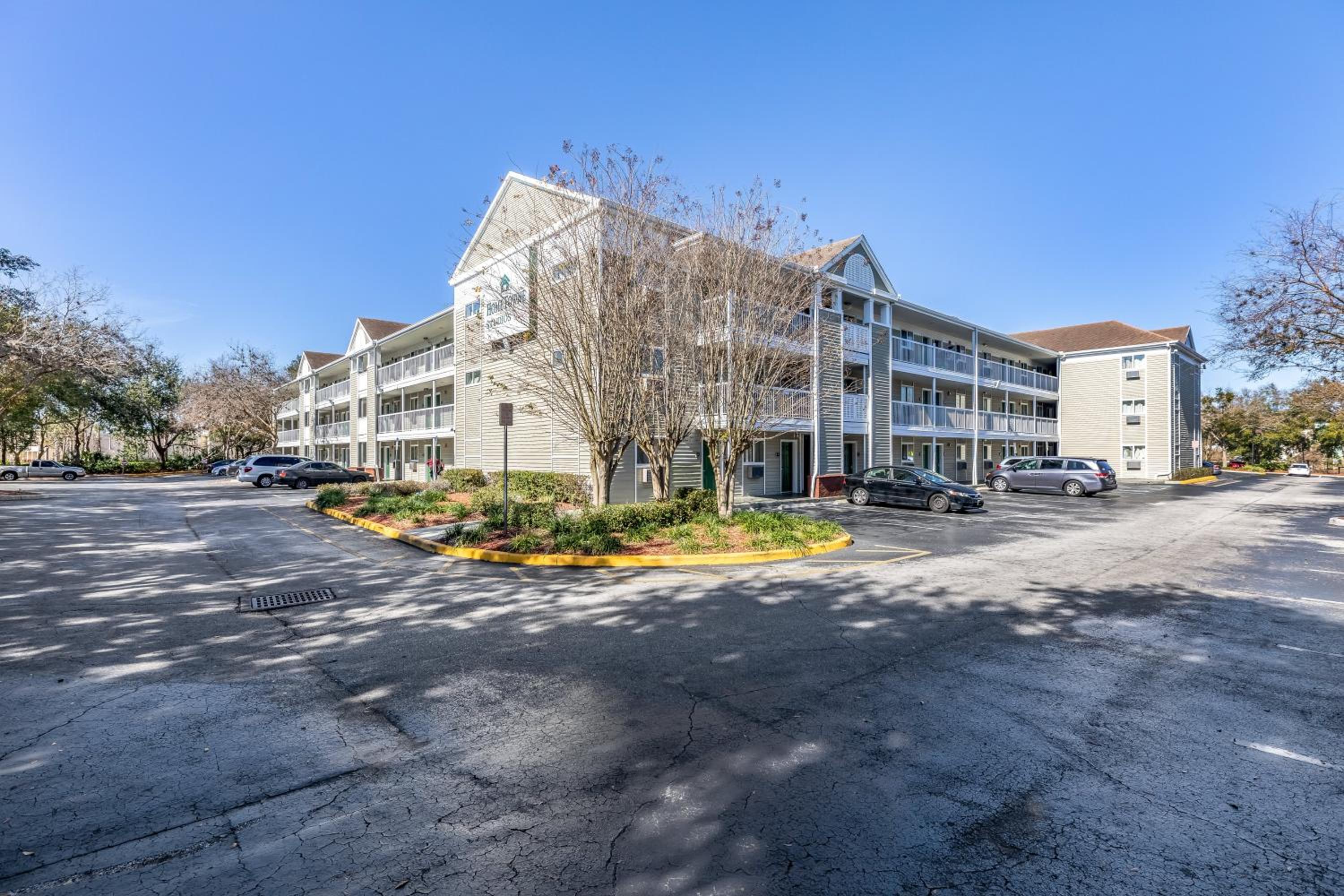HomeTowne Studios by Red Roof Orlando - Casselberry - Image 3