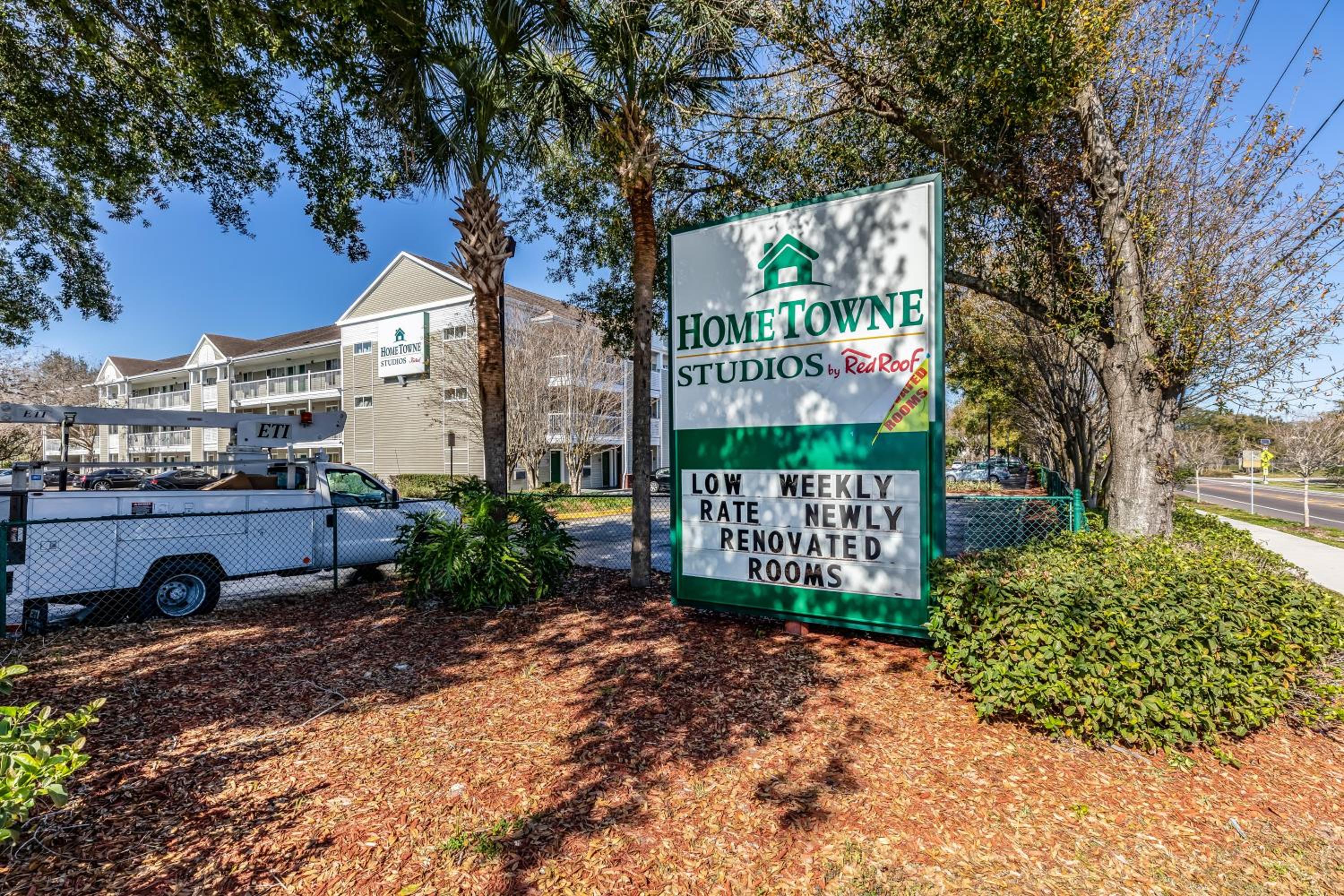 HomeTowne Studios by Red Roof Orlando - Casselberry - Image 2