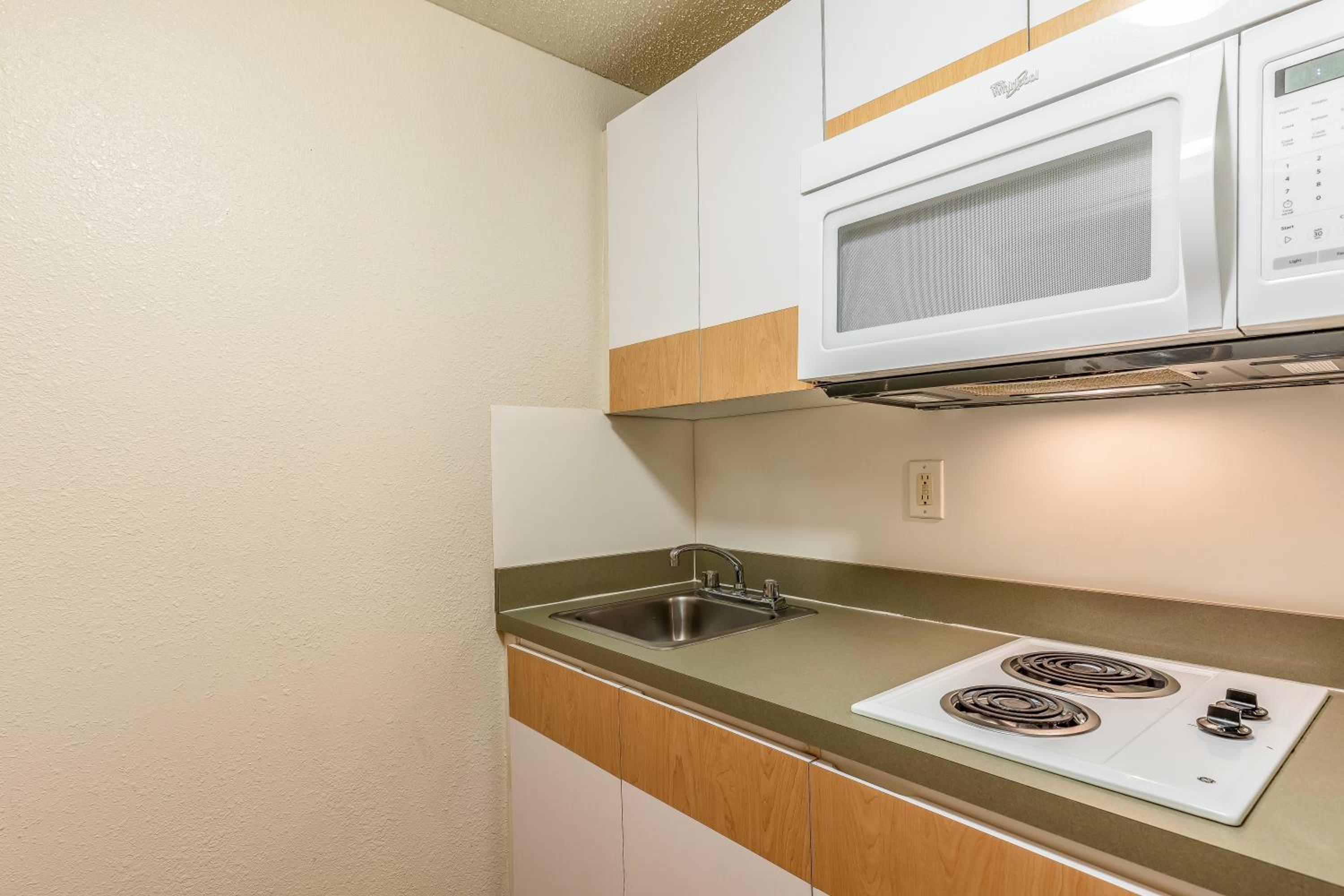 Orlando Vacations - HomeTowne Studios by Red Roof Orlando - Casselberry - Property Image 11