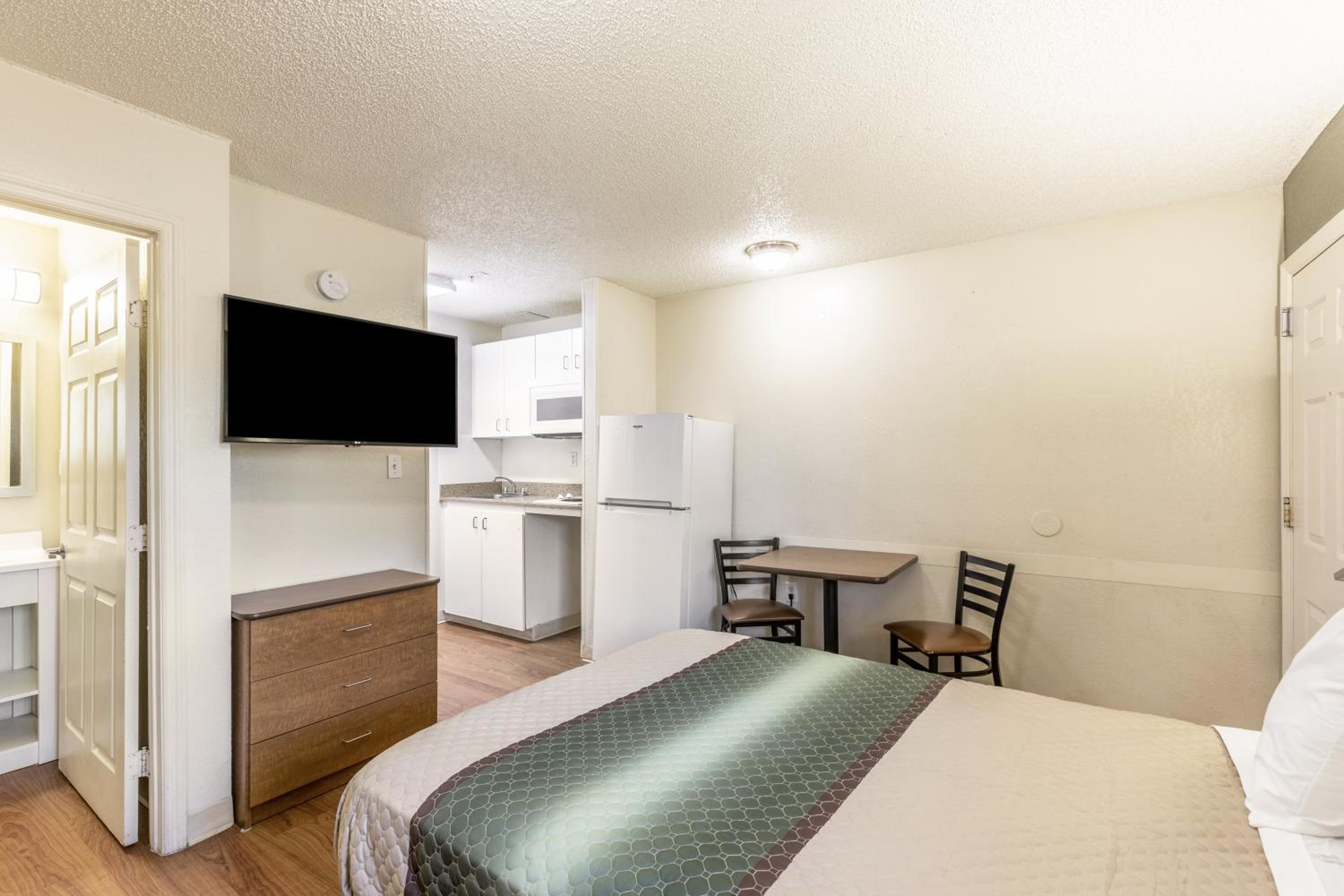Orlando Vacations - HomeTowne Studios by Red Roof Orlando - Casselberry - Property Image 10
