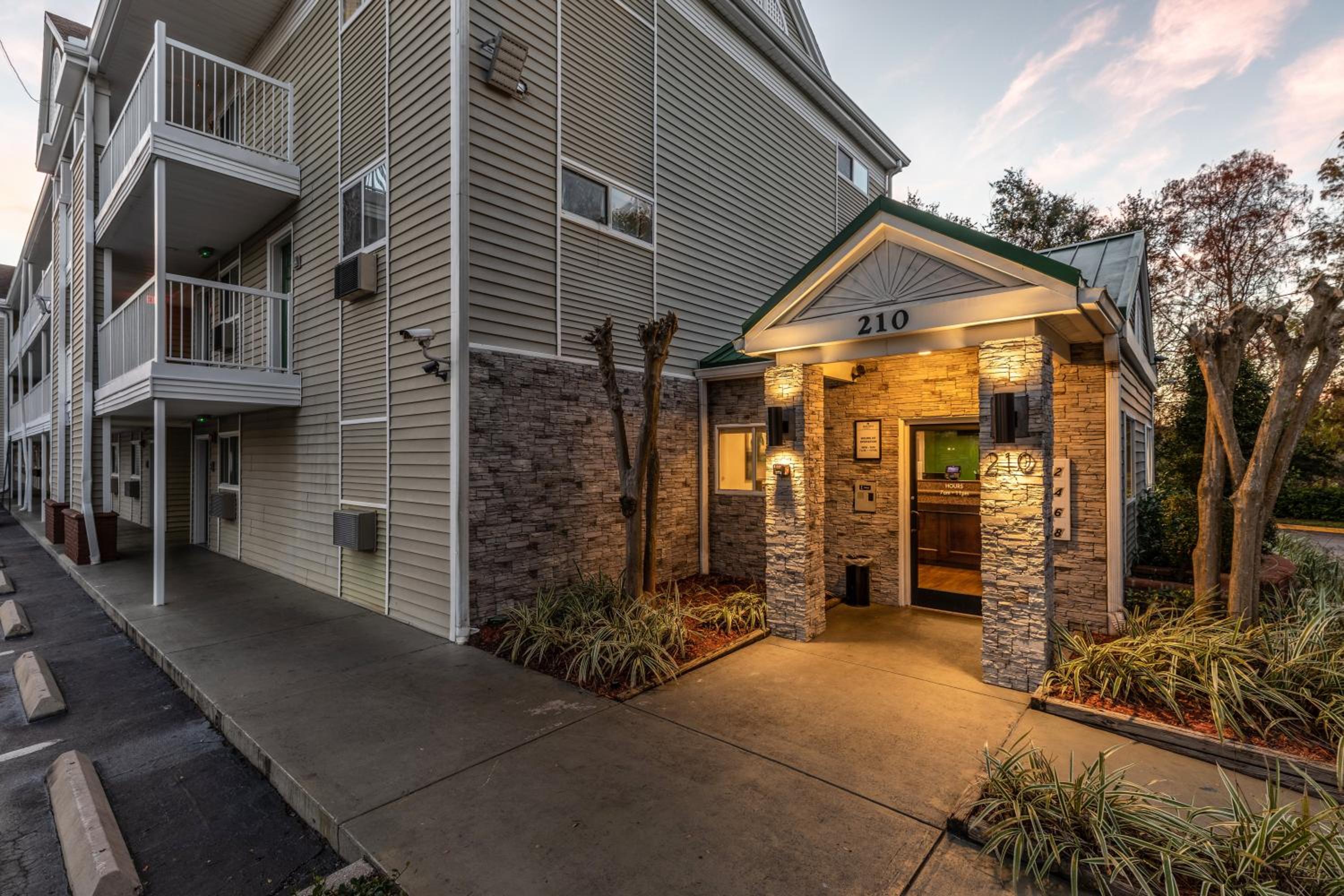 HomeTowne Studios by Red Roof Orlando - Casselberry - Image 5