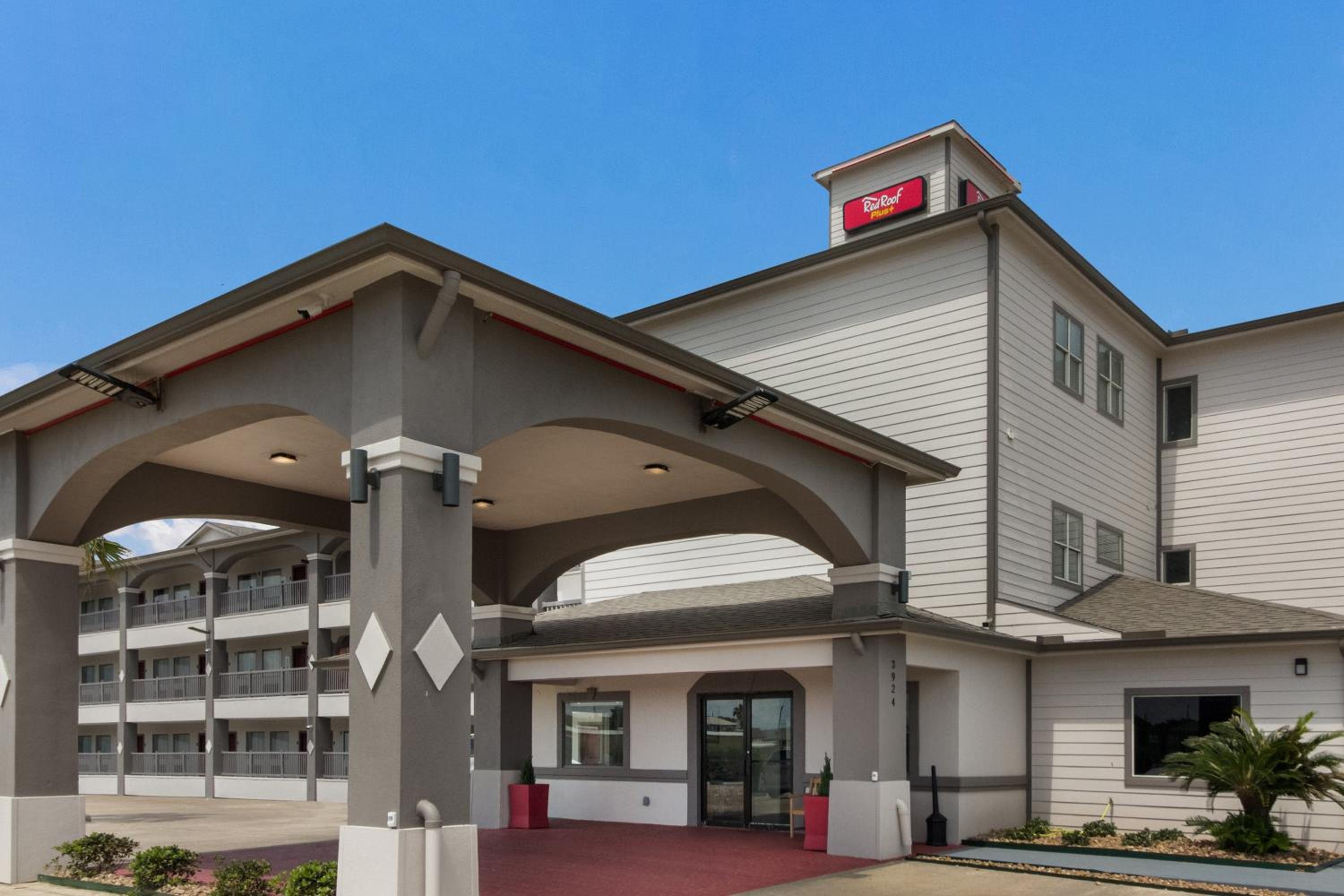 Hotel Red Roof Inn PLUS + Galveston - Beachfront - Image 1