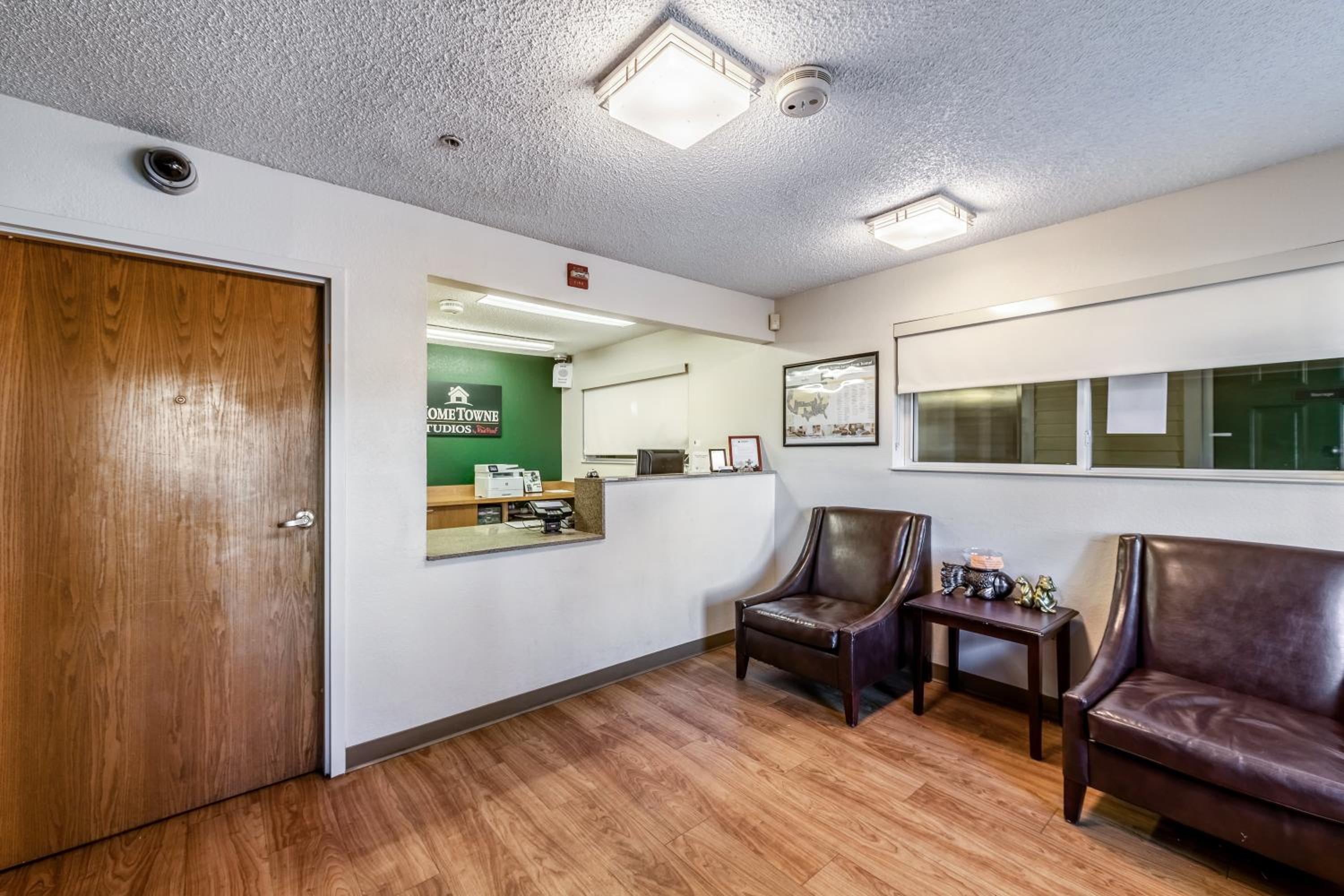 HomeTowne Studios by Red Roof Austin, Photo 11